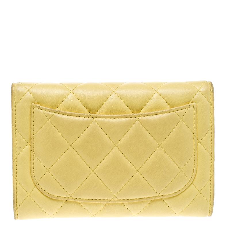 This gorgeous wallet from the house of Chanel is crafted from leather and carries a lovely quilted exterior. Styled with a CC-adorned flap, the wallet is equipped with card slots and a pocket to carry your necessities. Complete with a rear slip