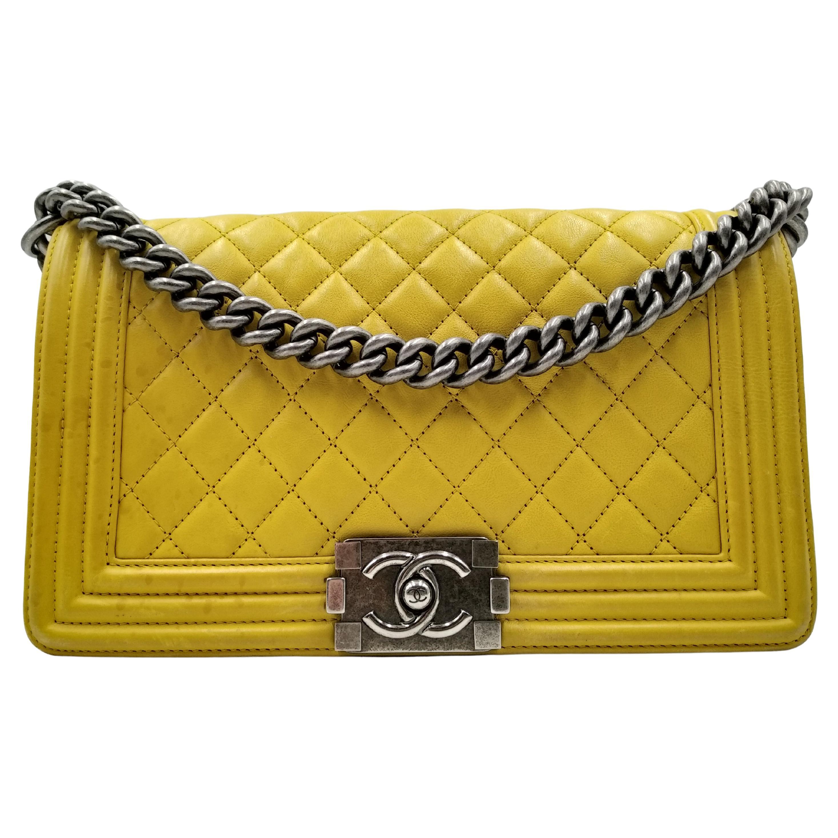 CHANEL Black Quilted Lambskin Vintage Medium Diana Classic Single Flap