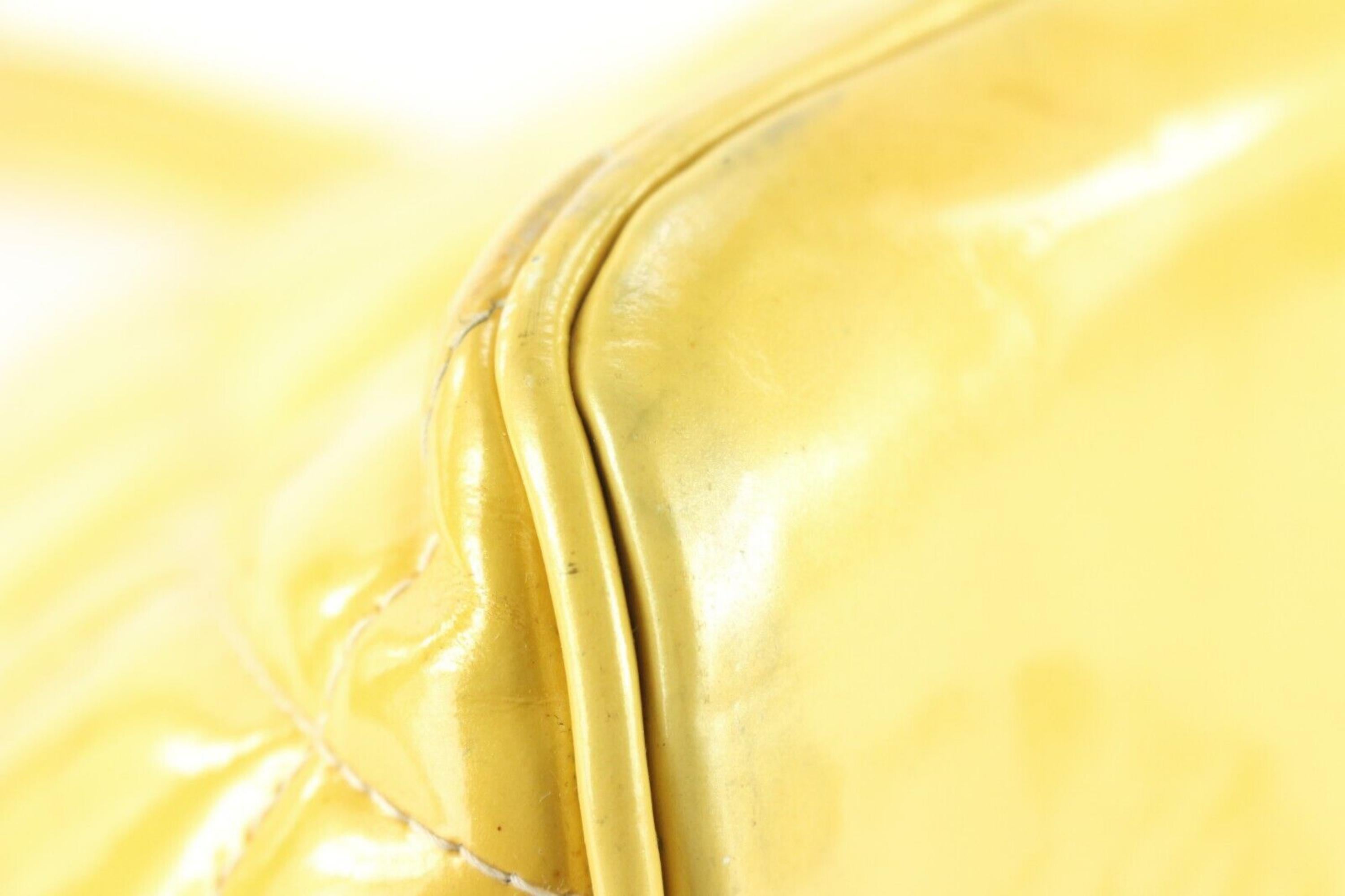 Chanel Sac fourre-tout zipp en vernis matelass jaune 1CK1108 Bon état - En vente à Dix hills, NY