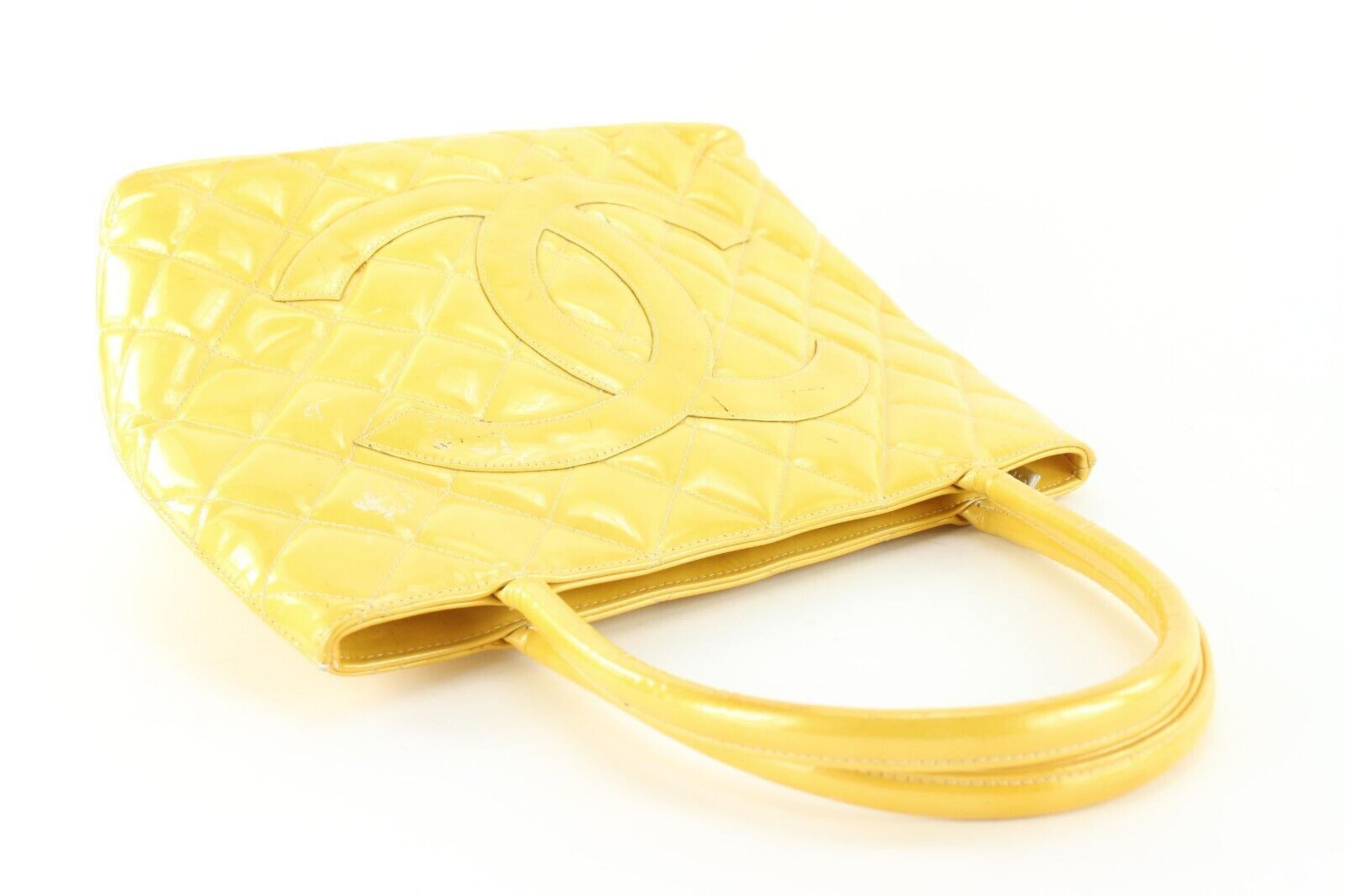Chanel Sac fourre-tout zipp en vernis matelass jaune 1CK1108 en vente 1