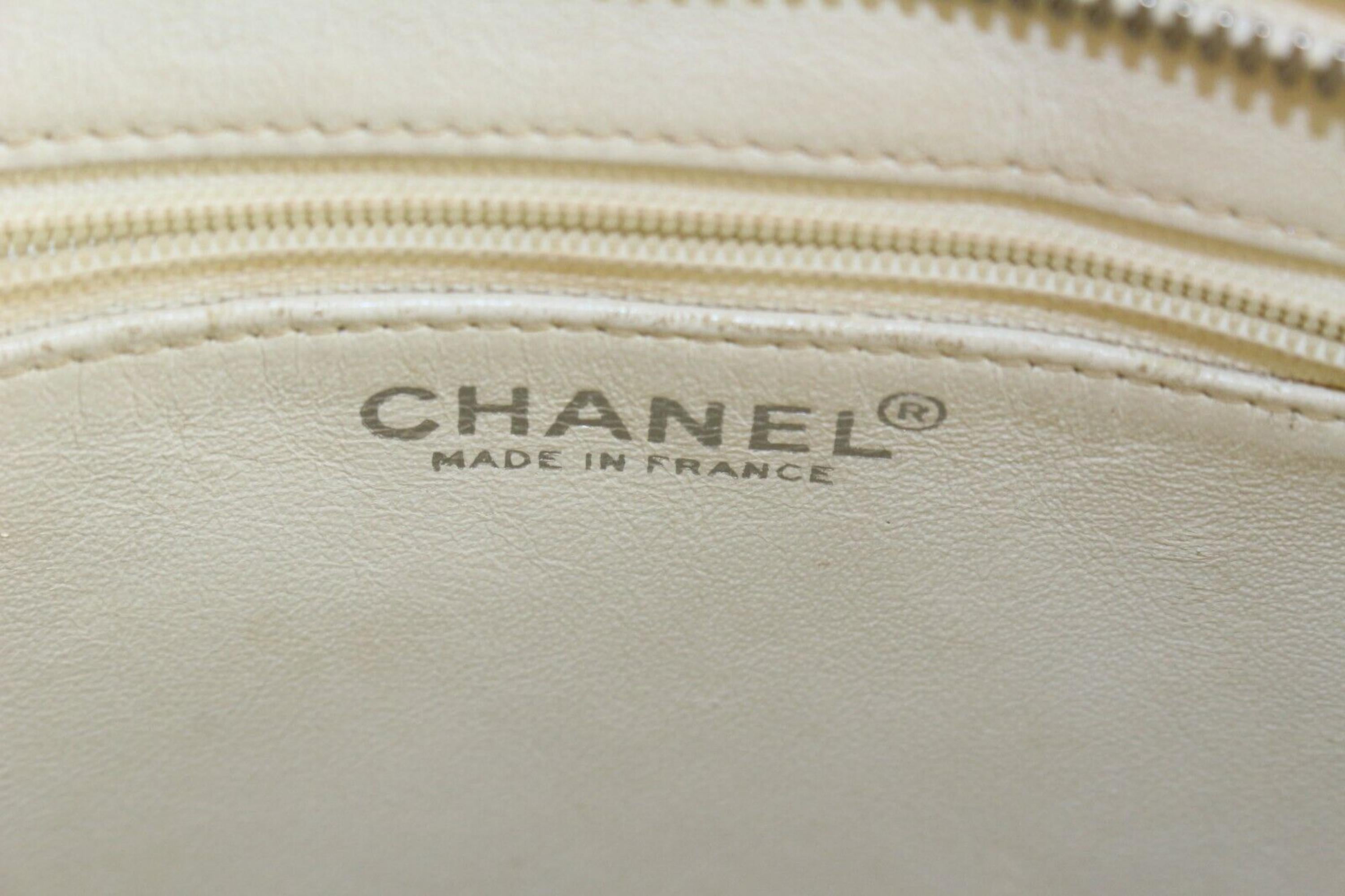 Chanel Sac fourre-tout zipp en vernis matelass jaune 1CK1108 en vente 3
