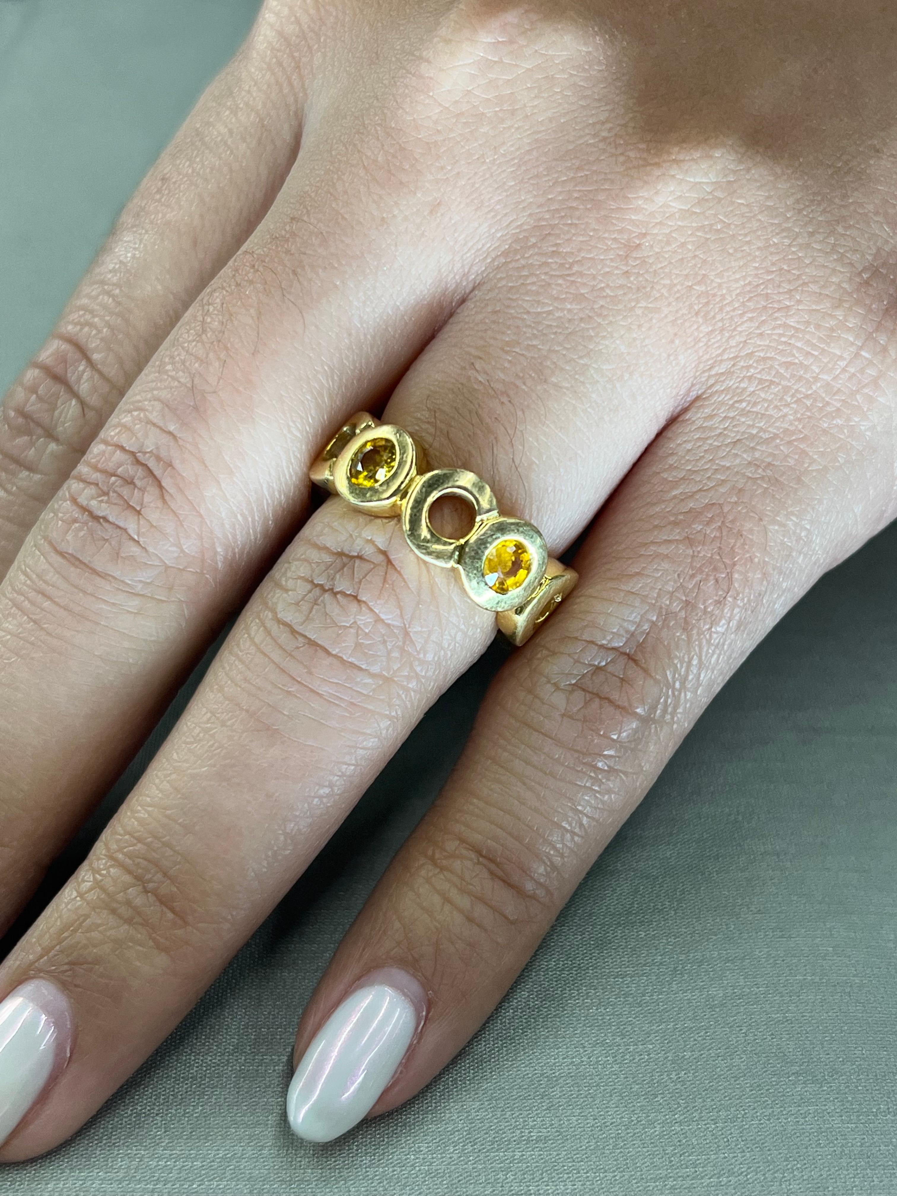 Chanel Bague Coco en or jaune 18 carats et saphirs jaunes Pour femmes en vente