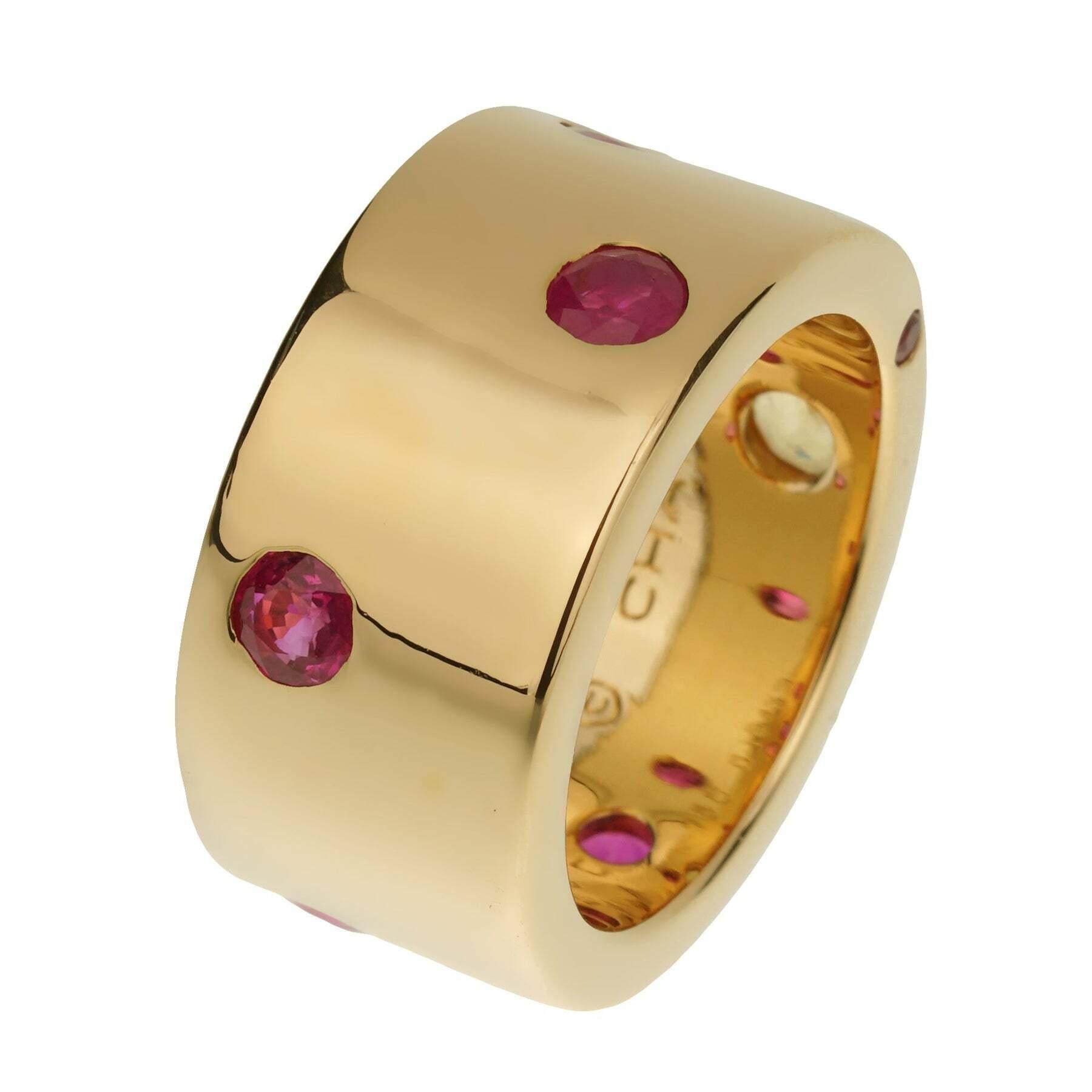 La bague en or jaune Chanel Yellow Sapphire Ruby Vintage Band est une création remarquable qui allie sophistication intemporelle et design audacieux. Réalisé en or jaune 18 carats, le large bracelet dégage une présence luxueuse, offrant à la fois