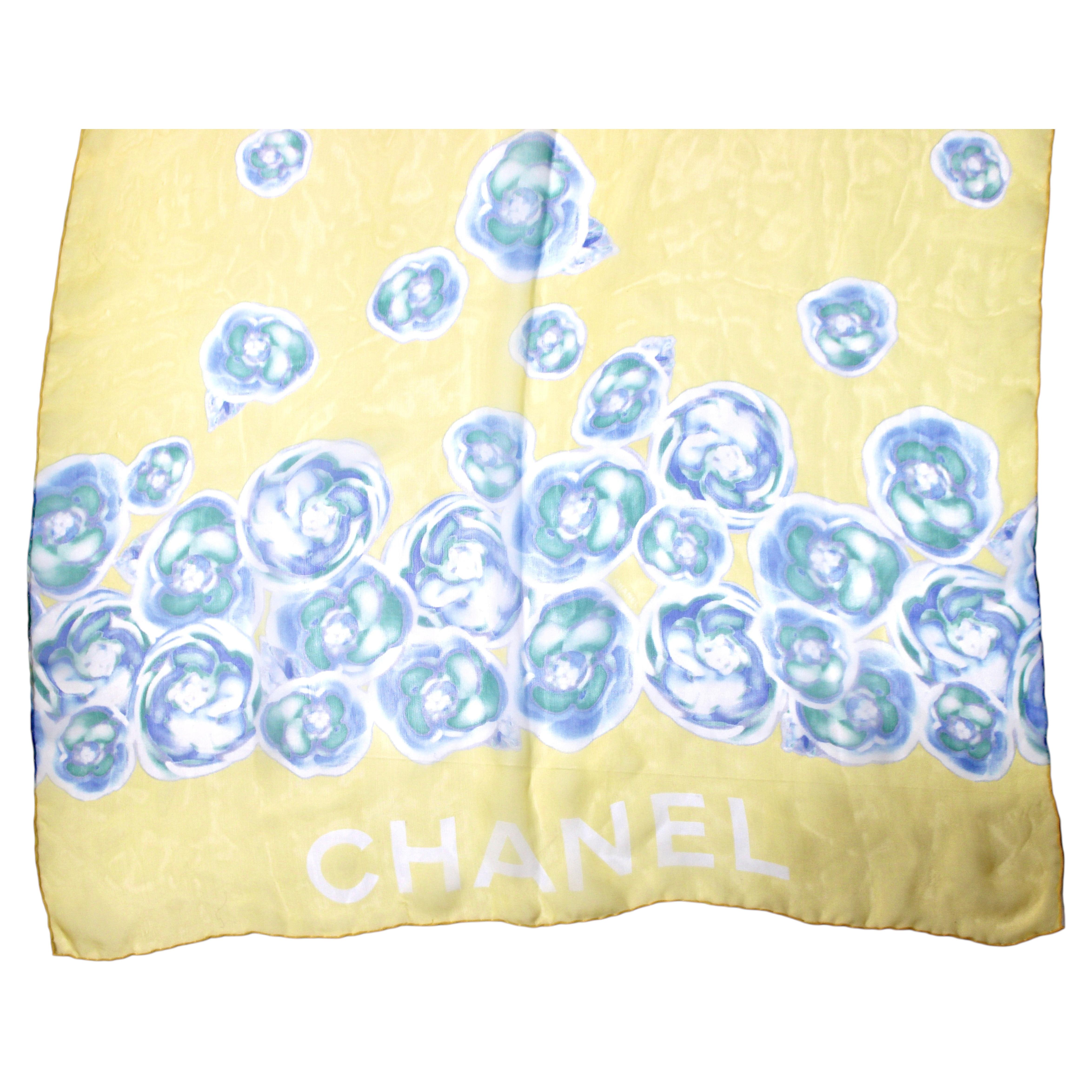 Sciarpa Chanel in seta trasparente gialla con stampa di camelie