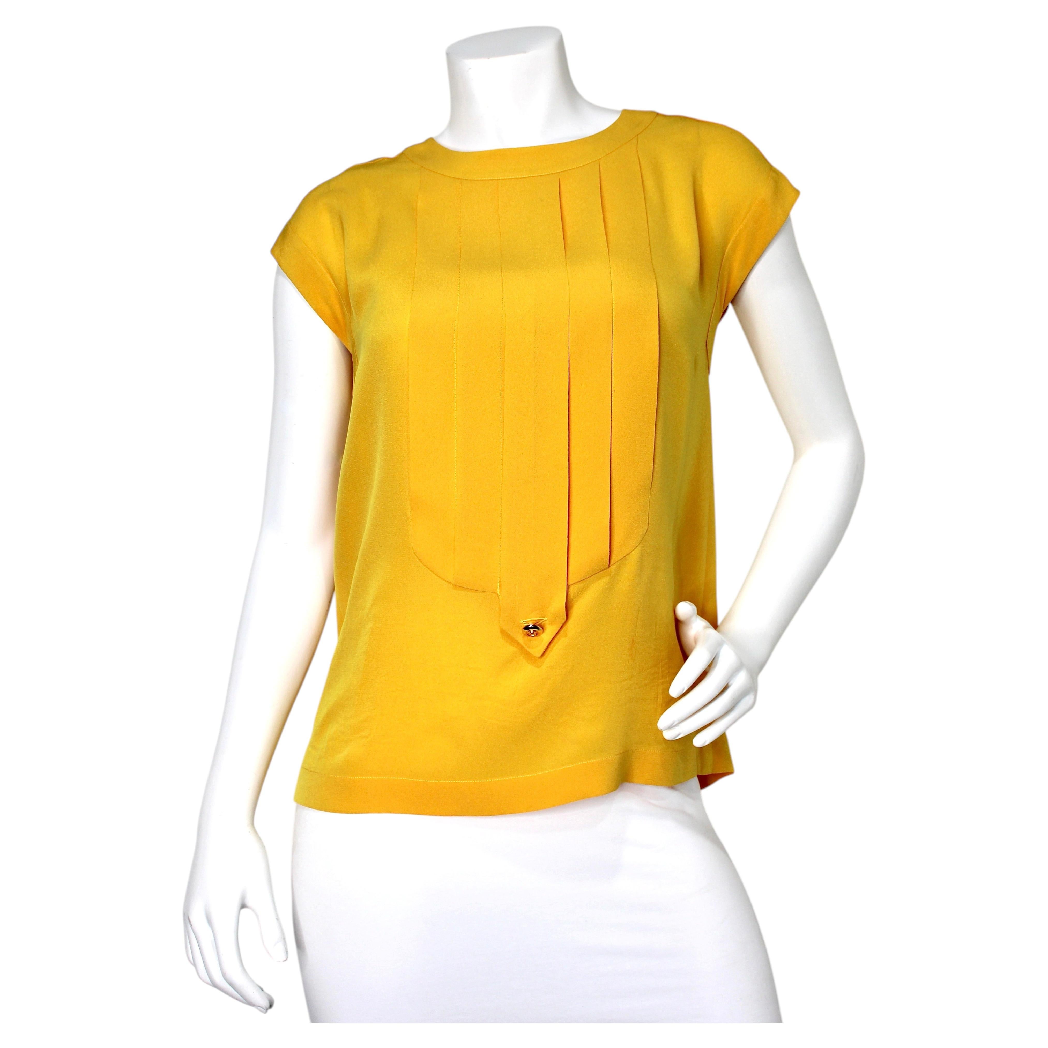 Blusa vintage plisada de seda amarilla de Chanel