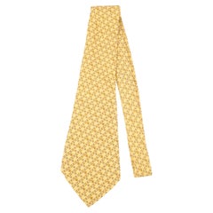 Corbata Chanel de seda amarilla con cadenas y logotipos cc