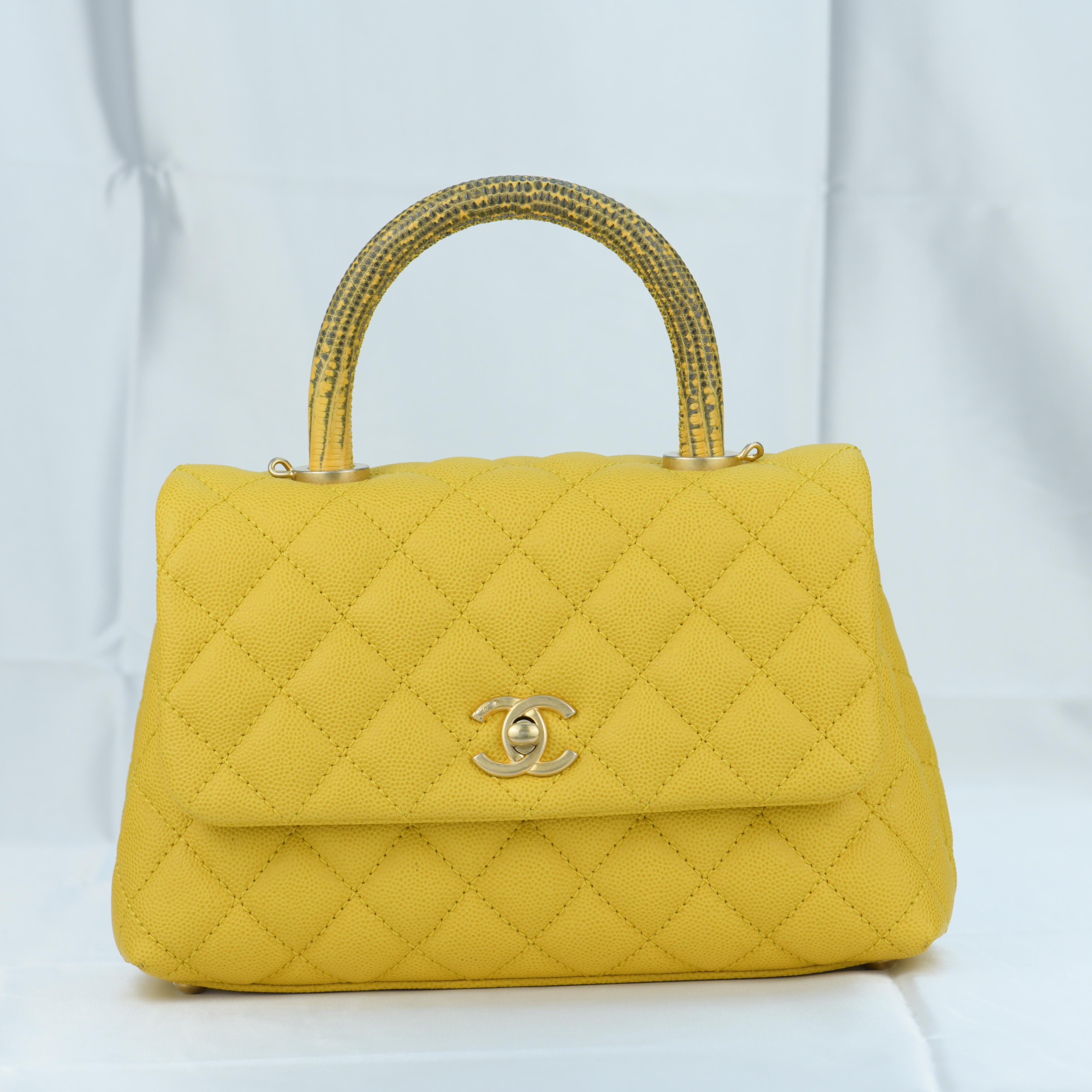 Marque	Chanel
Modèle	Poignée Coco
Numéro de série	25******
Couleur	Jaune
Date	Environ 2018
Métal	Or
Matériau	Cuir de veau caviar, poignée en peau de lézard
Mesures    Environ 22cm x 16cm x 6cm
Condit	Excellent 
Livré avec	Chanel Sac à poussière et