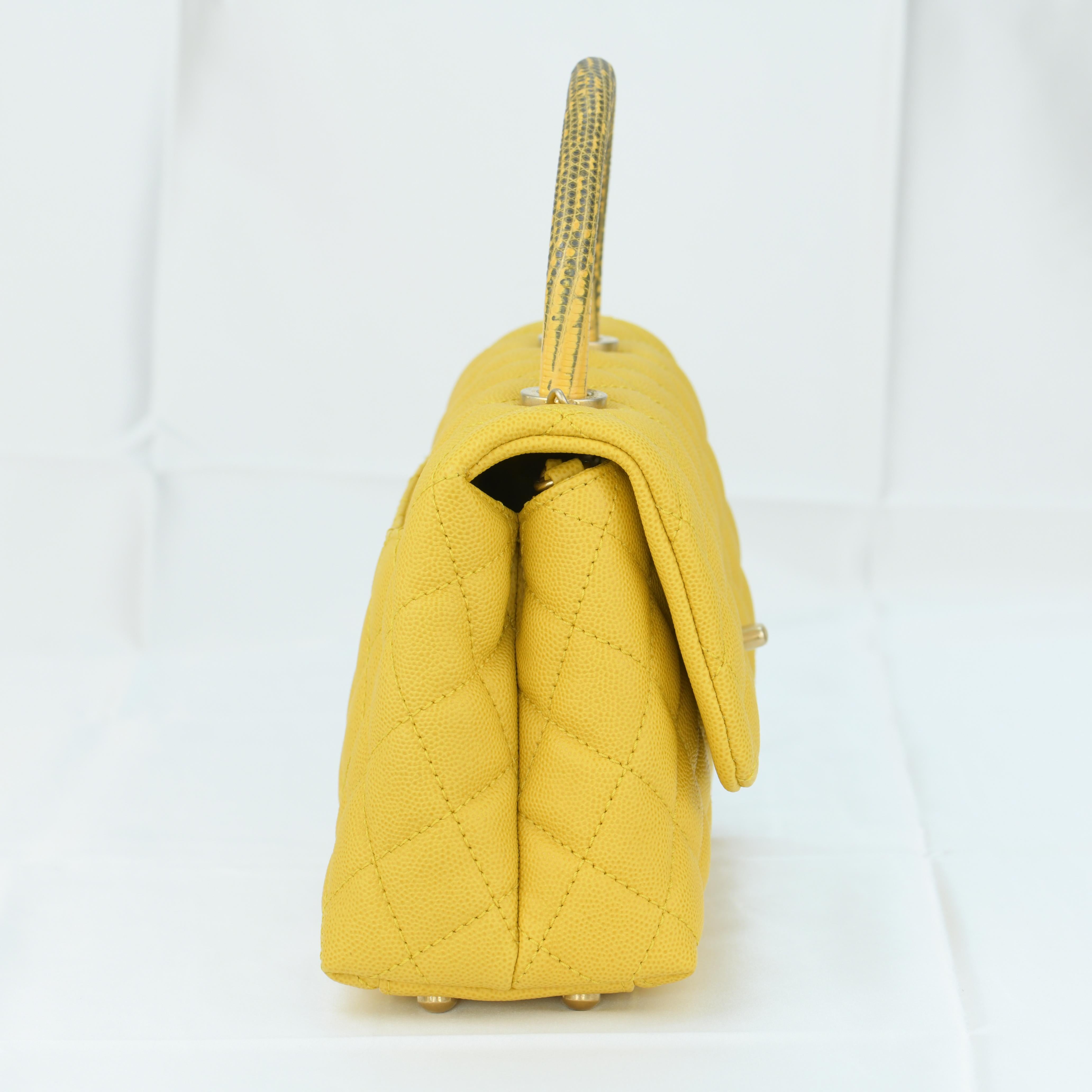 Jaune Chanel - Petit sac à rabat jaune caviar canari matelassé COCO avec poignée supérieure en lézard en vente