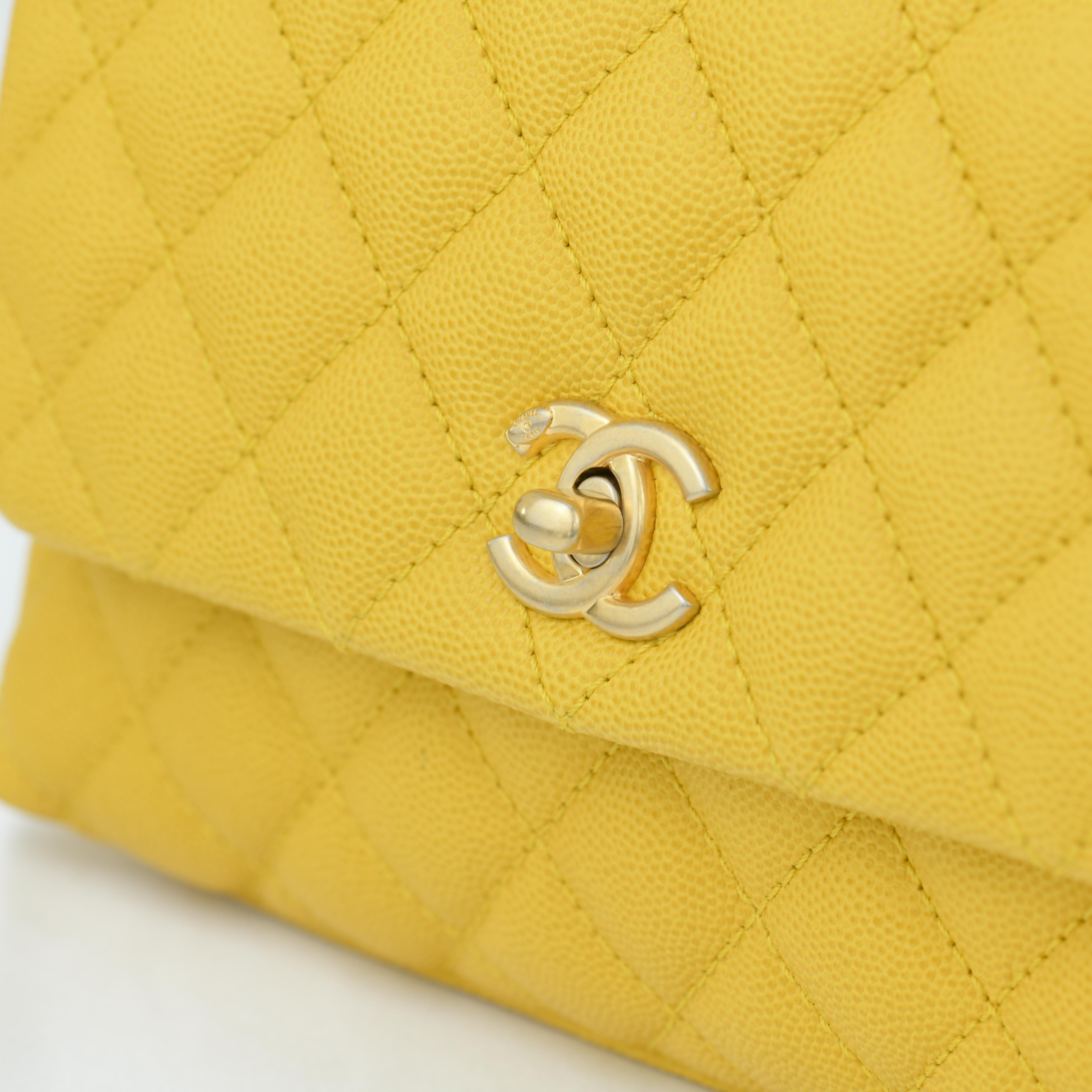 Chanel - Petit sac à rabat jaune caviar canari matelassé COCO avec poignée supérieure en lézard Excellent état - En vente à Banbury, GB