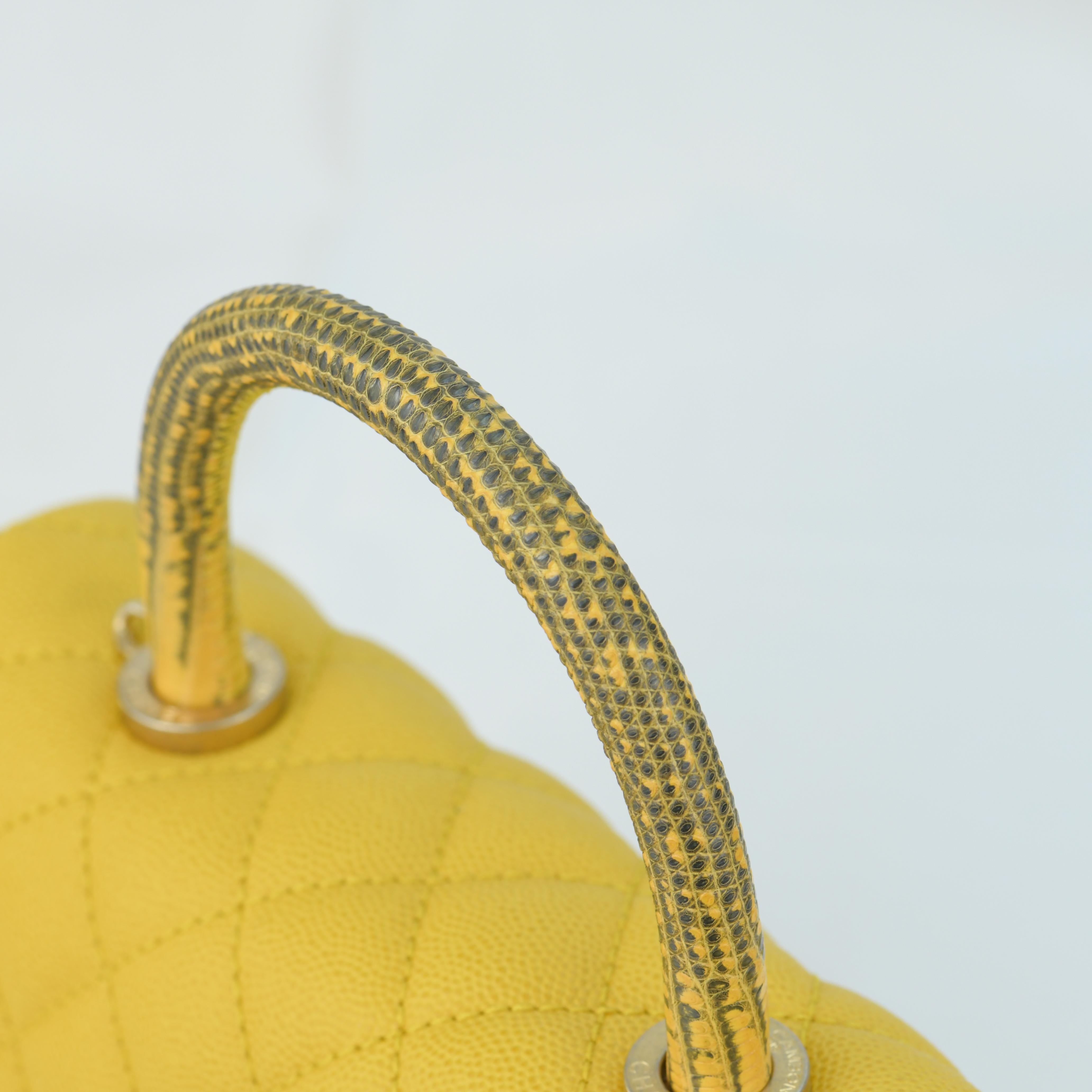Chanel - Petit sac à rabat jaune caviar canari matelassé COCO avec poignée supérieure en lézard en vente 1