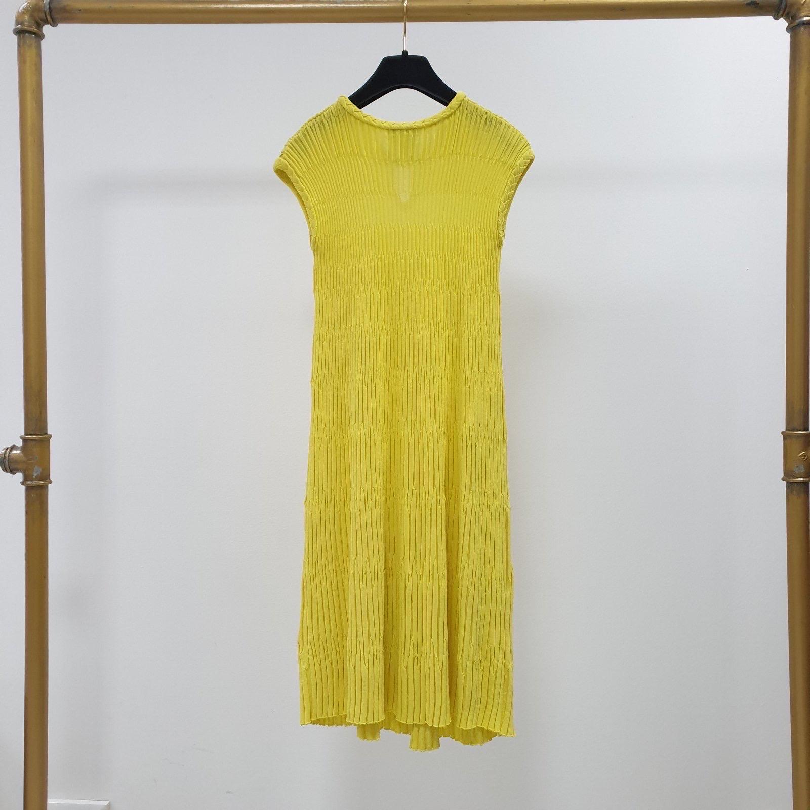 Authentic Chanel minimally divine in a bright yellow lurex knit, this sweater is a luxurious but practical investment that you can wear season after season. 

Beautiful Chanel 2 front buttons around the neckline.

Sz.36

Very good condition.