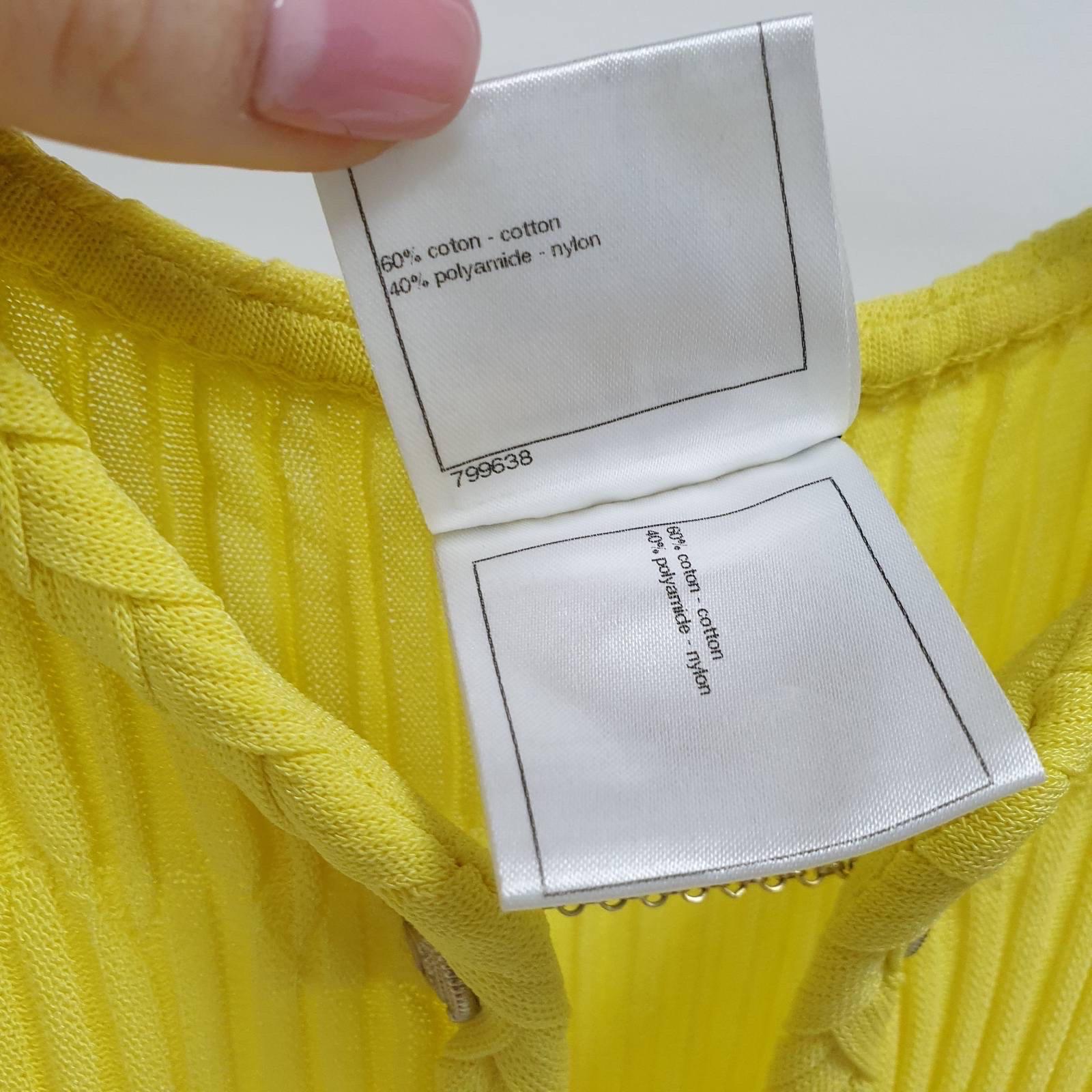 CHANEL Robe sans manches en maille jacquard de coton texturé jaune Excellent état - En vente à Krakow, PL