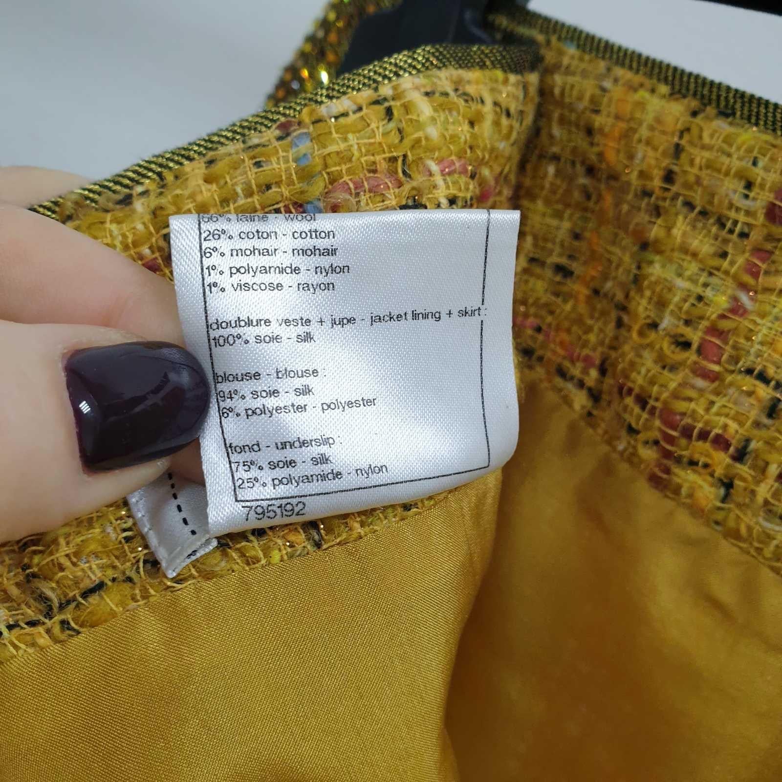 Magnificent CHANEL set from 2012
Sleeveless jacket-36 Fr
Skirt-38 Fr
Yellow tweed 
Very good condition.
Hanger is not included.