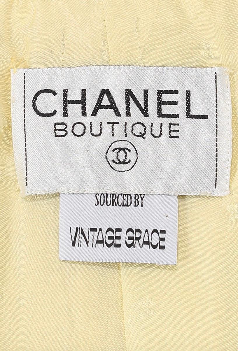 Tailleur jupe Chanel en tweed jaune avec boutons dorés Pour femmes en vente