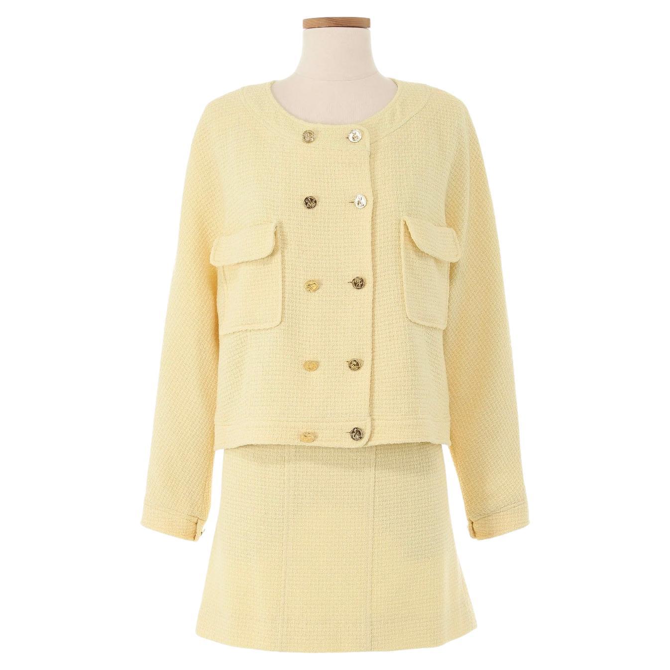 Tailleur jupe Chanel en tweed jaune avec boutons dorés en vente
