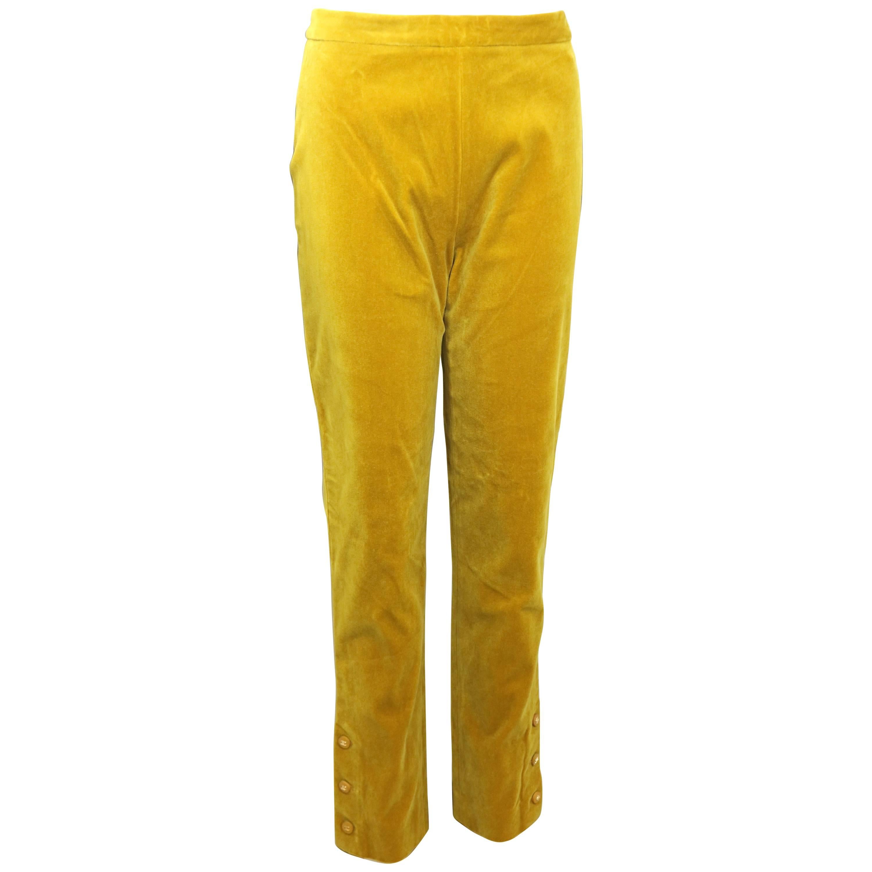 - Vintage 90s Chanel yellow velvet pants. 

- Slim and a straight leg cut. 

- Yellow gold toned 