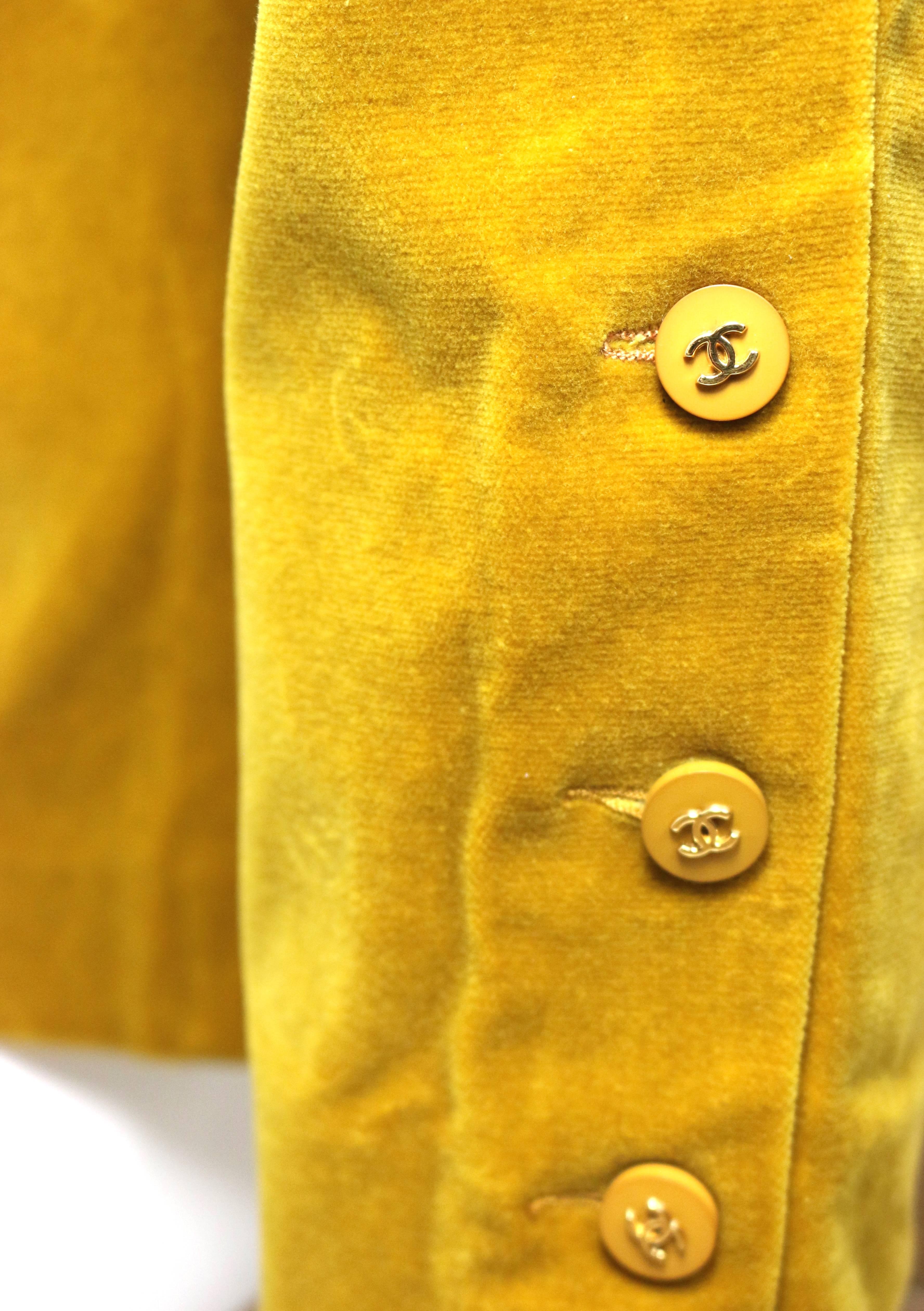Chanel yellow velvet pants In Excellent Condition For Sale In Sheung Wan, HK
