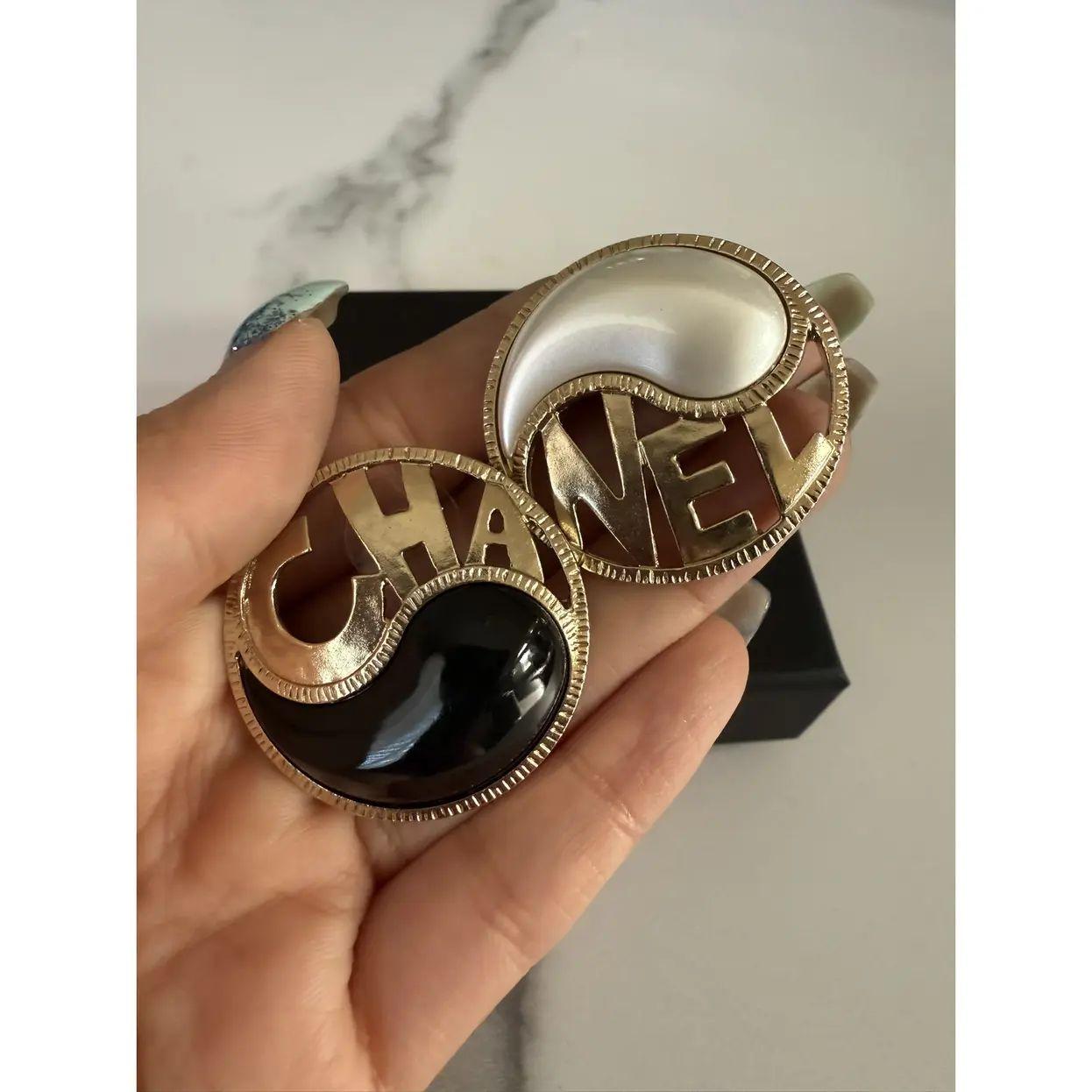 CHANEL - Boucles d'oreilles en noir et blanc avec motif Yang Yang Bon état - En vente à Bellevue, WA
