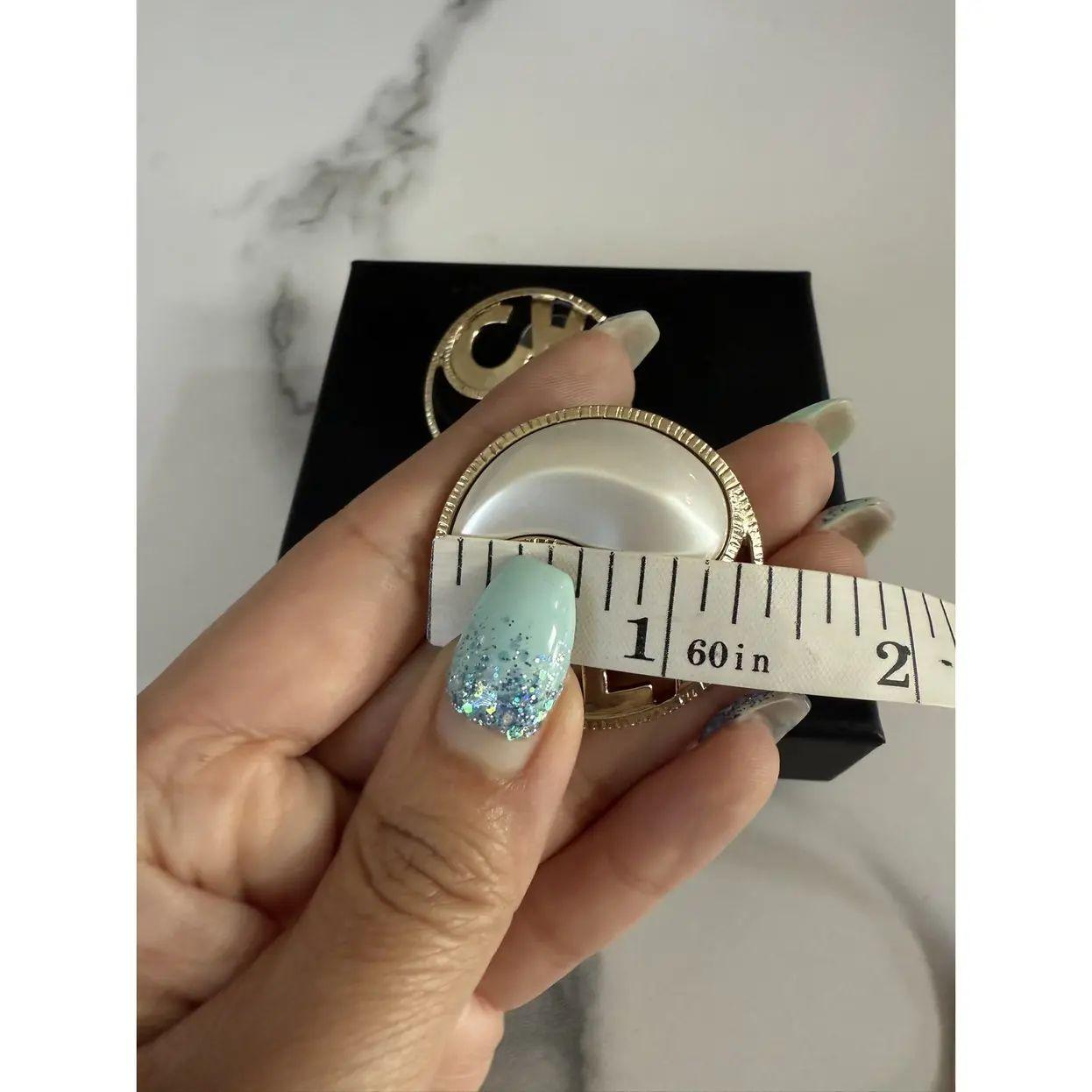 CHANEL - Boucles d'oreilles en noir et blanc avec motif Yang Yang en vente 2