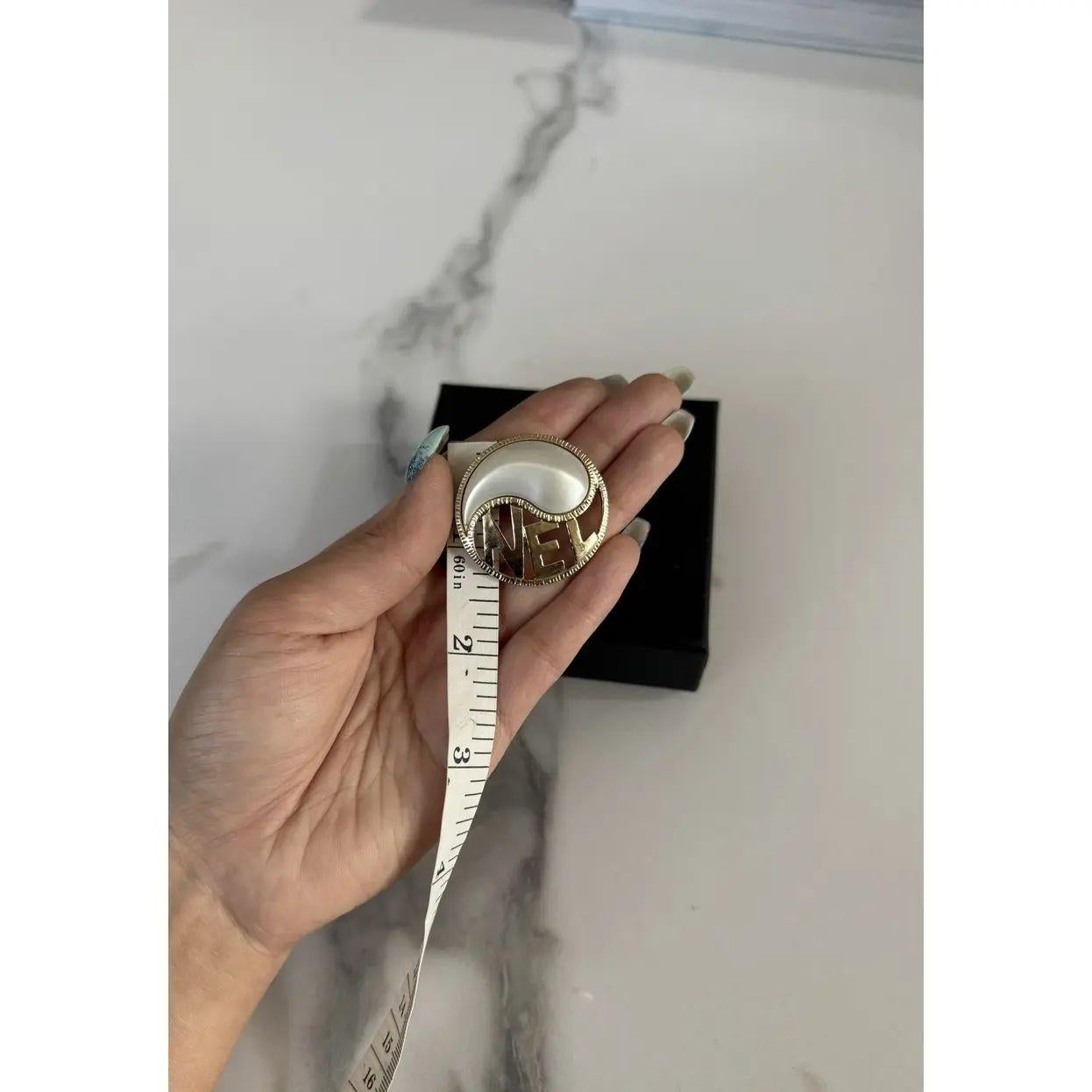 CHANEL - Boucles d'oreilles en noir et blanc avec motif Yang Yang en vente 3