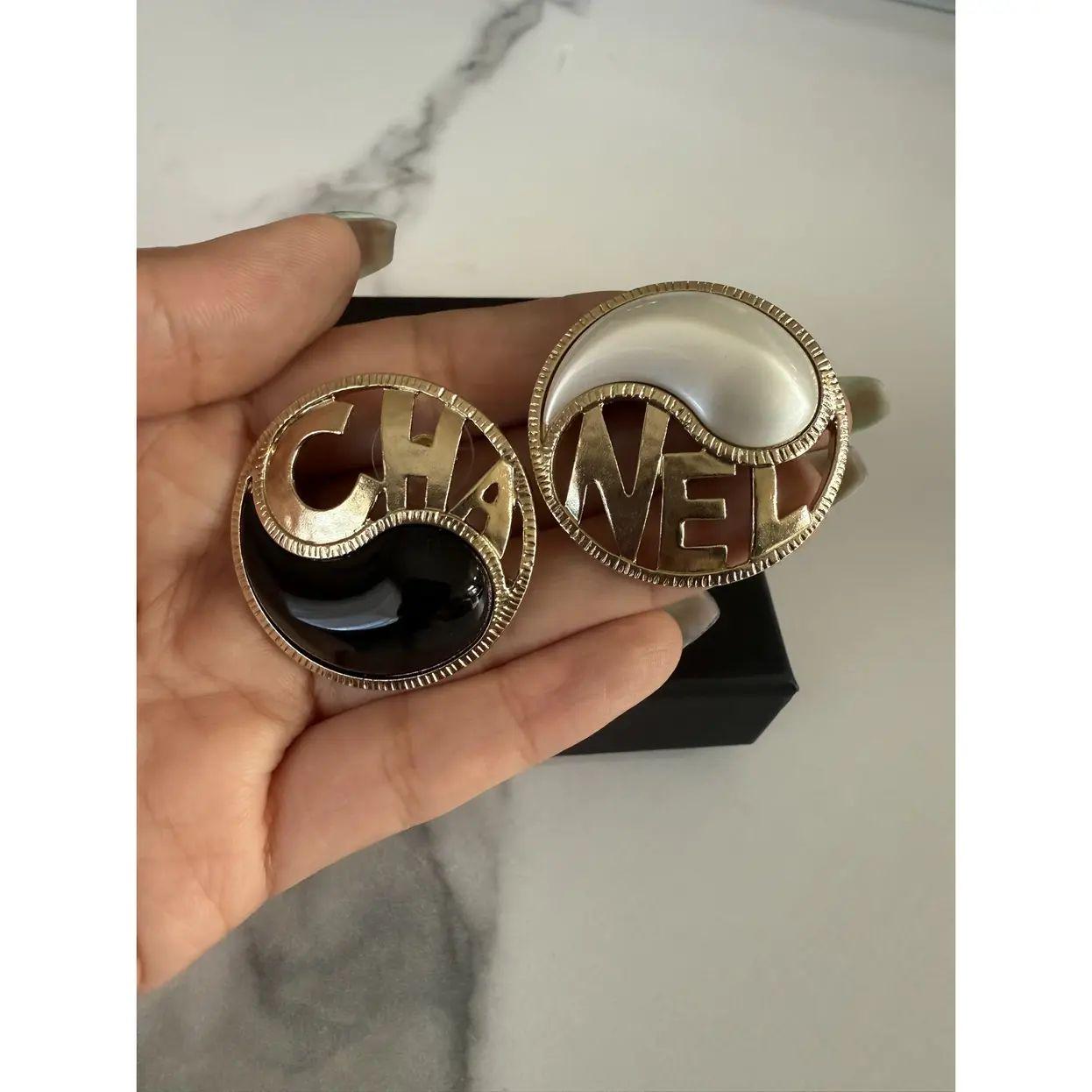 CHANEL - Boucles d'oreilles en noir et blanc avec motif Yang Yang en vente 4