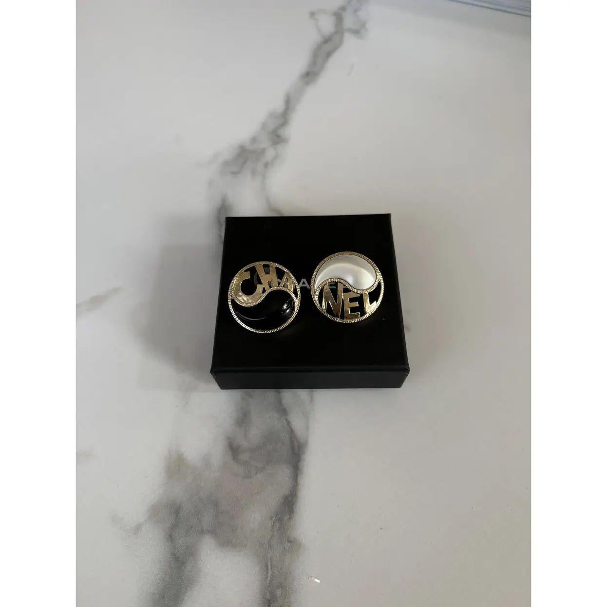 CHANEL - Boucles d'oreilles en noir et blanc avec motif Yang Yang en vente 5