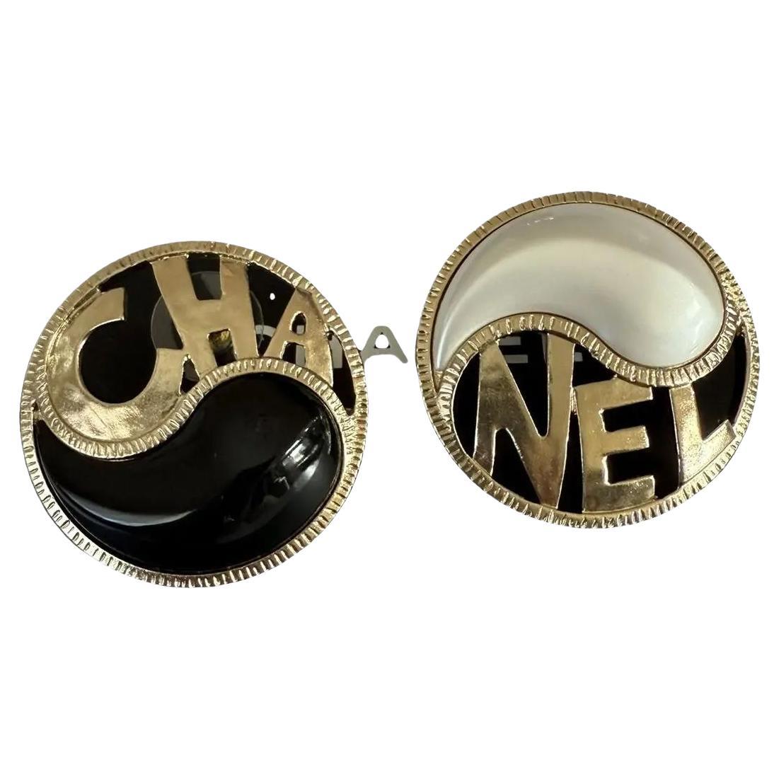CHANEL - Boucles d
oreilles en noir et blanc avec motif Yang Yang en vente