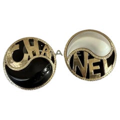 CHANEL - Boucles d
oreilles en noir et blanc avec motif Yang Yang