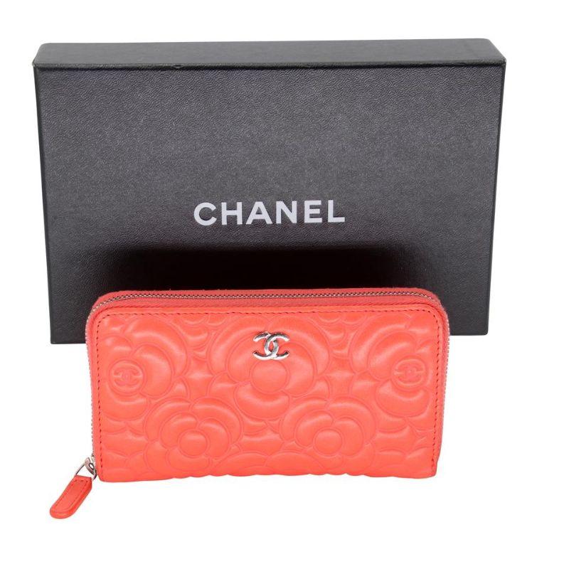 Chanel Zippy Embossed Leather Camellia Wallet CC-0407N-0114

This Chanel Red Camellia Embossed Lambskin Leather Zippy Organizer Wallet is perfect if you are seeking something chic and luxurious to organize your essentials such as bills, credit cards