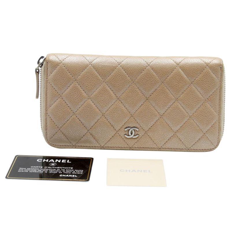 Chanel CC-Brieftasche aus gestepptem Lammfell mit Reißverschluss CC-1029P-0003

Diese Chanel-Brieftasche aus gestepptem Lammfell und Leder mit langem Reißverschluss ist perfekt, wenn Sie etwas schickes und luxuriöses suchen, um Ihre