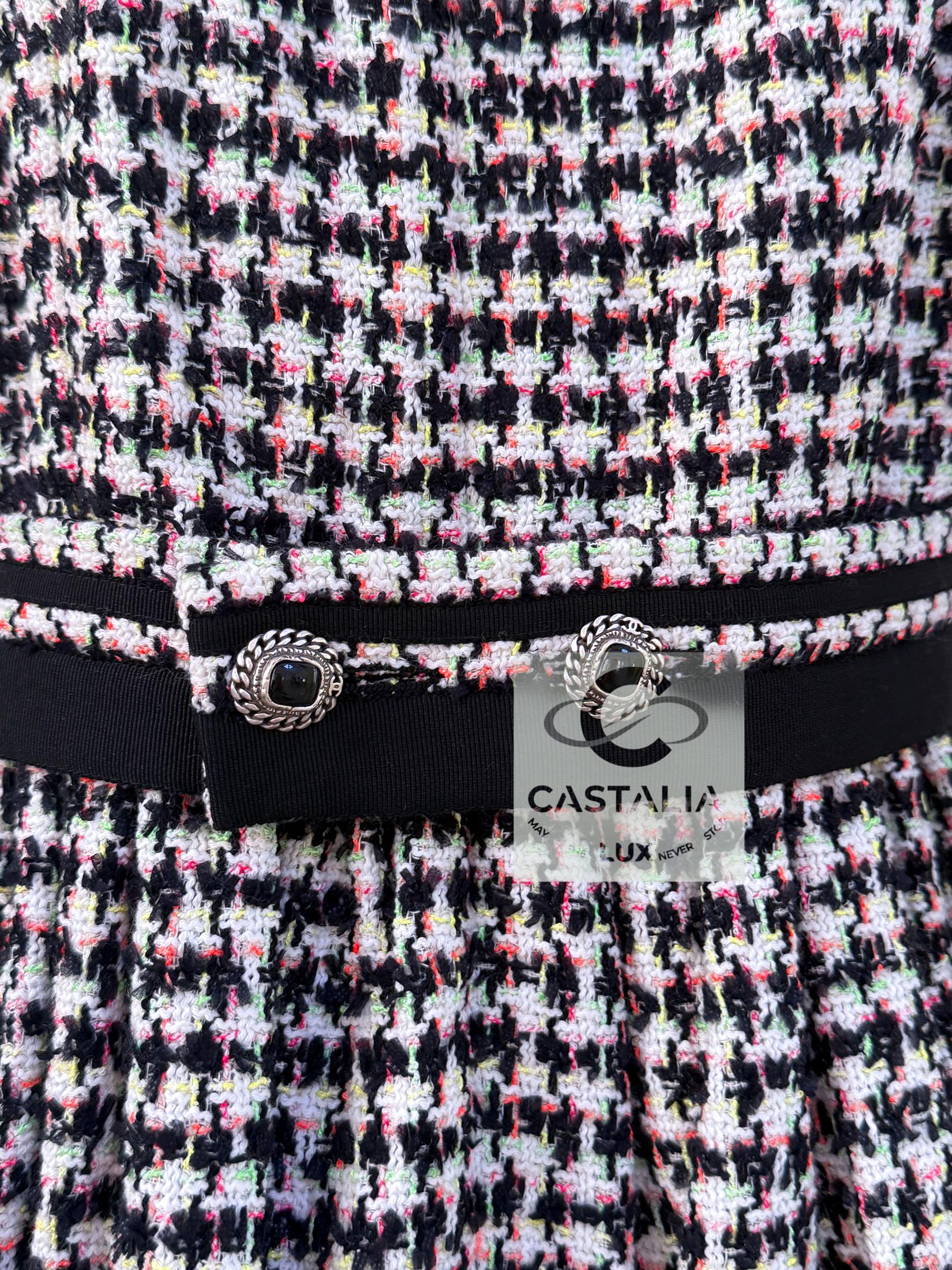 CHANELl 8K$ Couture Tweed Kleid mit Blumenapplikation 42 FR im Angebot 5