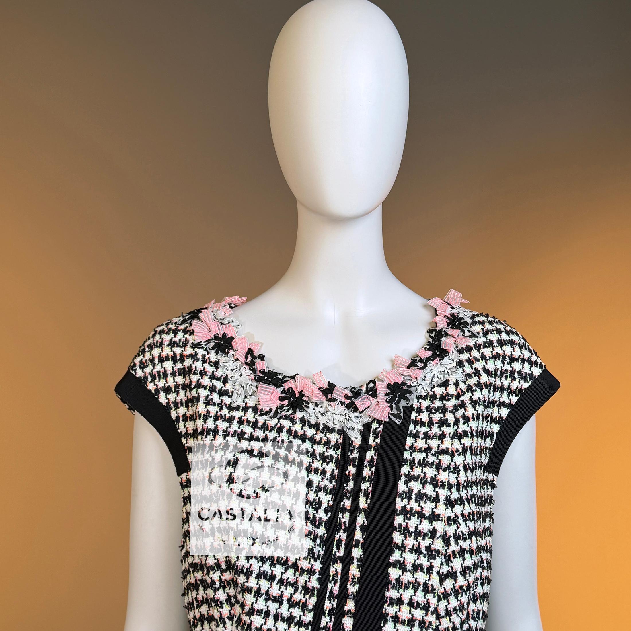 CHANELl 8K$ Couture Tweed Kleid mit Blumenapplikation 42 FR im Angebot 5