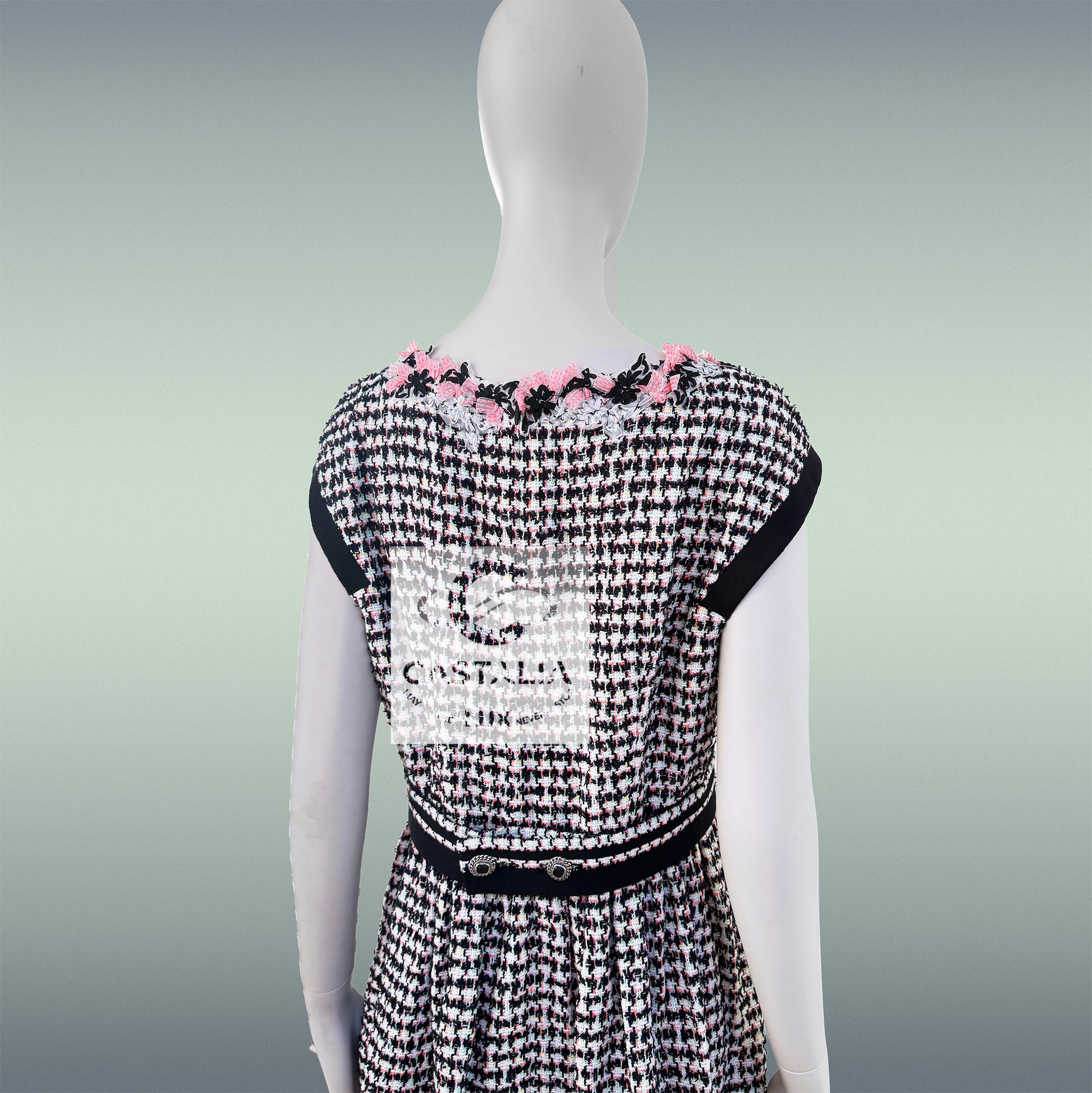 CHANELl 8K$ Couture Tweed Kleid mit Blumenapplikation 42 FR im Angebot 6