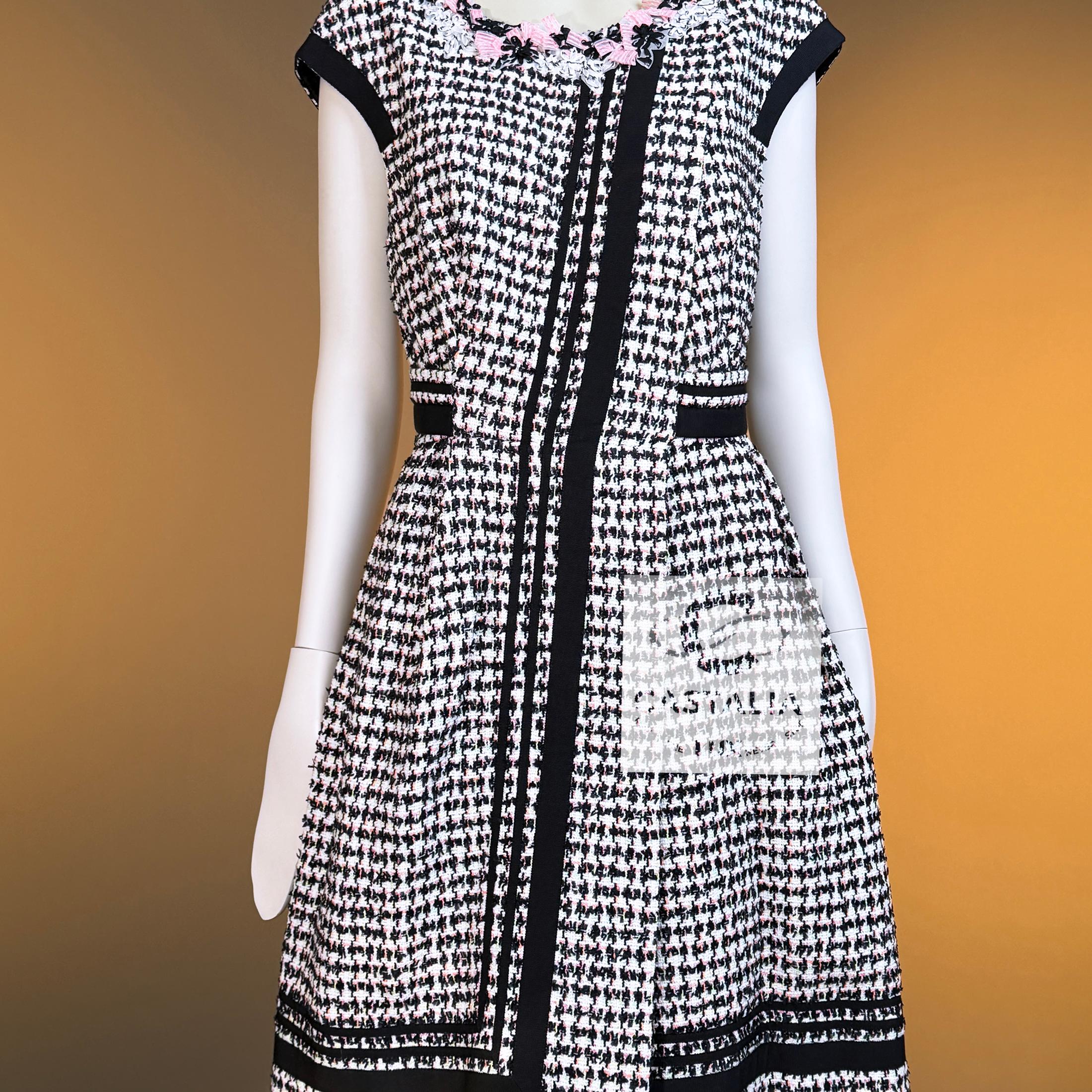 CHANELl 8K$ Couture Tweed Kleid mit Blumenapplikation 42 FR im Angebot 6