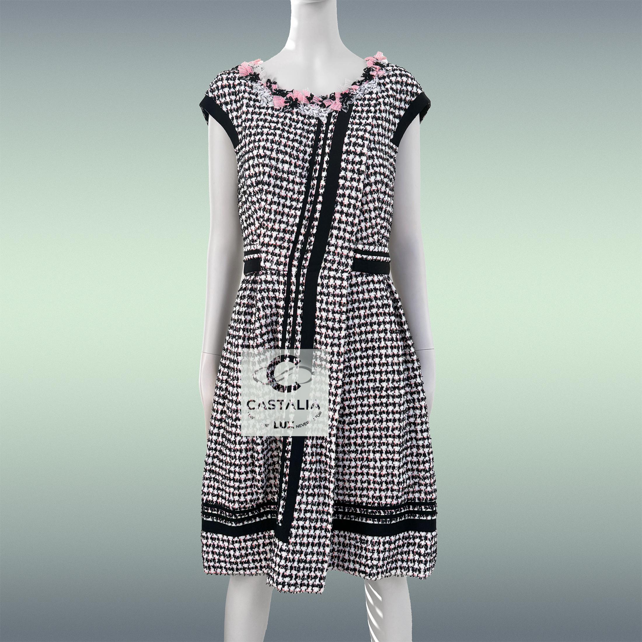 CHANELl 8K$ Couture Tweed Kleid mit Blumenapplikation 42 FR im Angebot 7