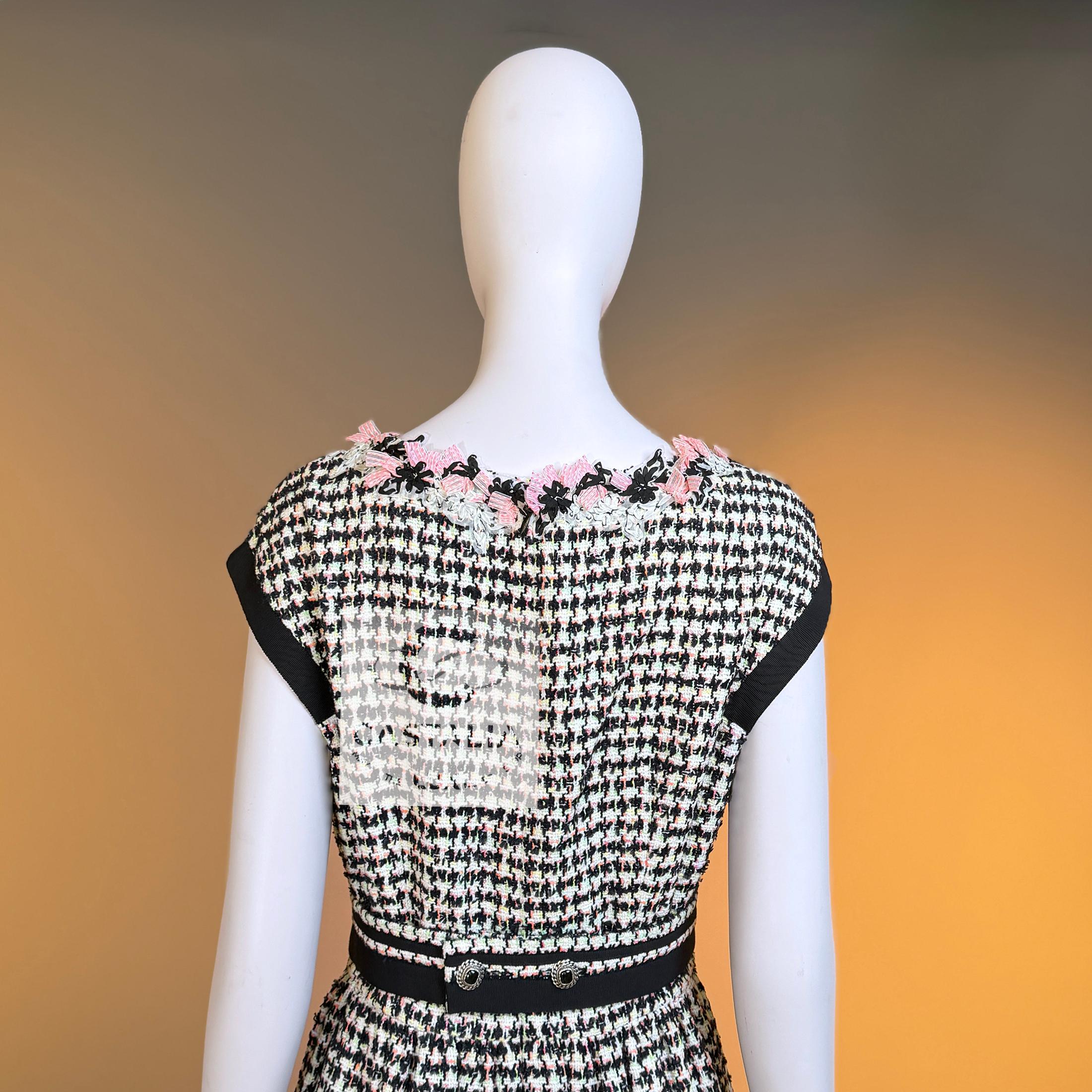 CHANELl 8K$ Couture Tweed Kleid mit Blumenapplikation 42 FR im Angebot 7