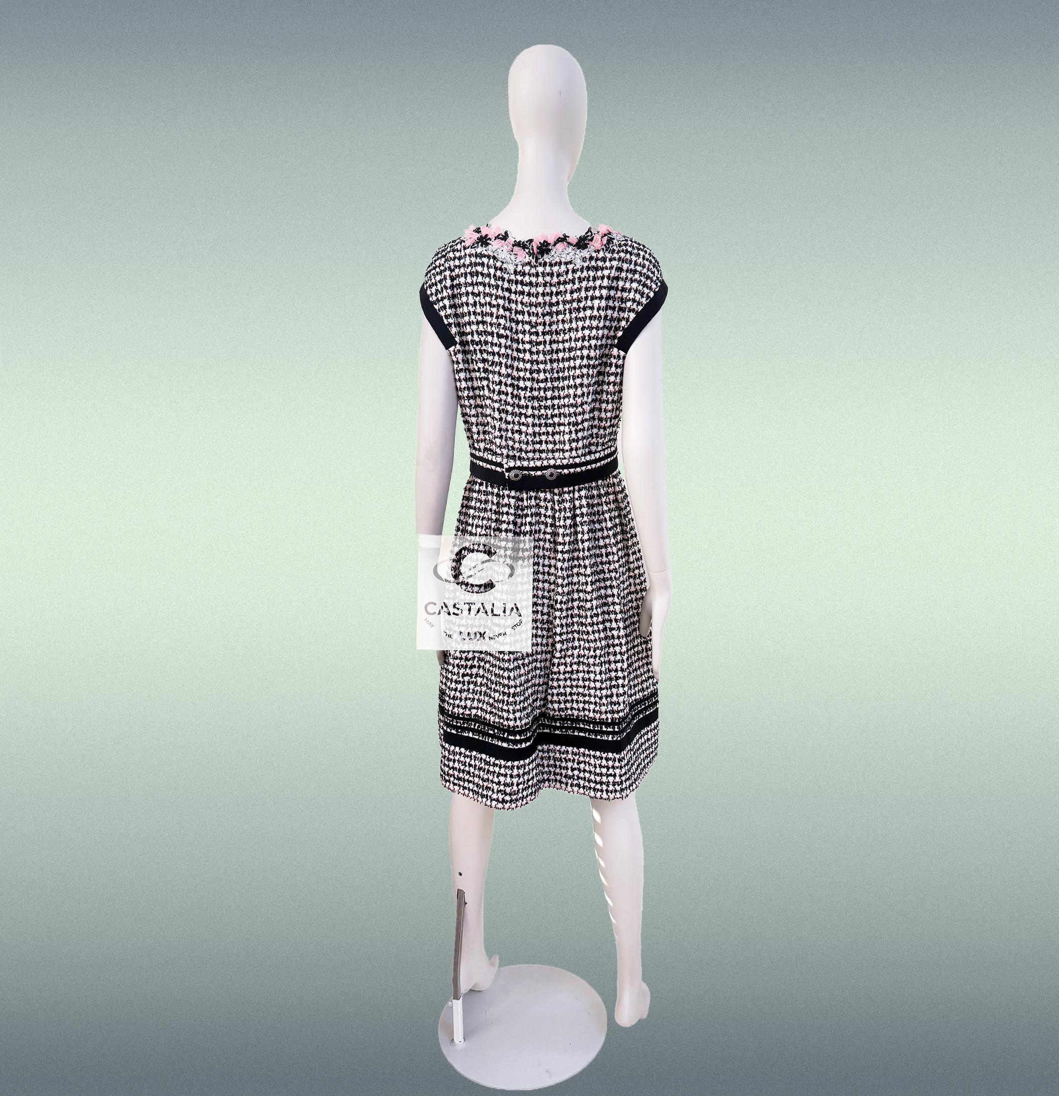 CHANELl 8K$ Couture Tweed Kleid mit Blumenapplikation 42 FR im Angebot 8