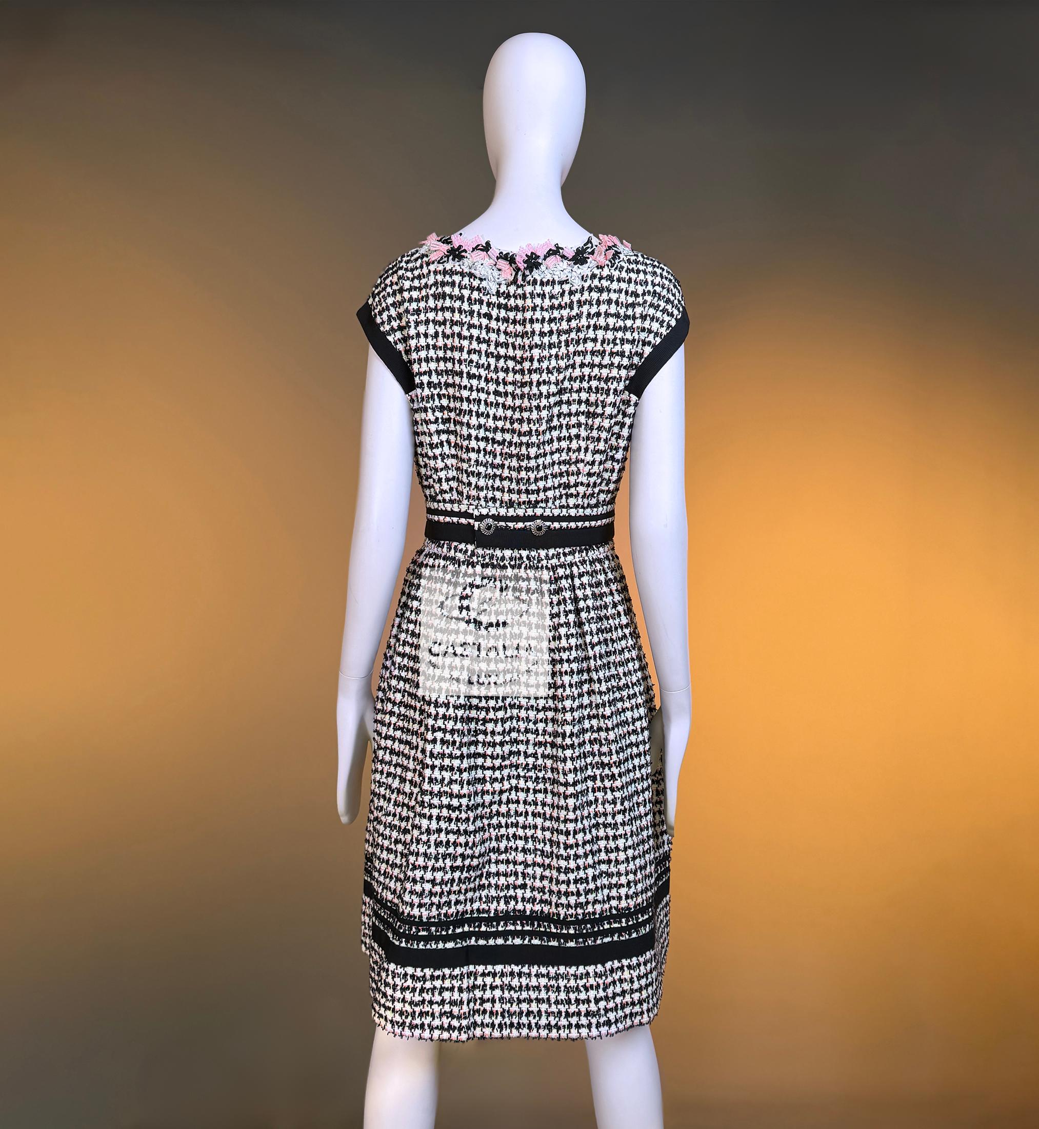 CHANELl 8K$ Couture Tweed Kleid mit Blumenapplikation 42 FR im Angebot 8