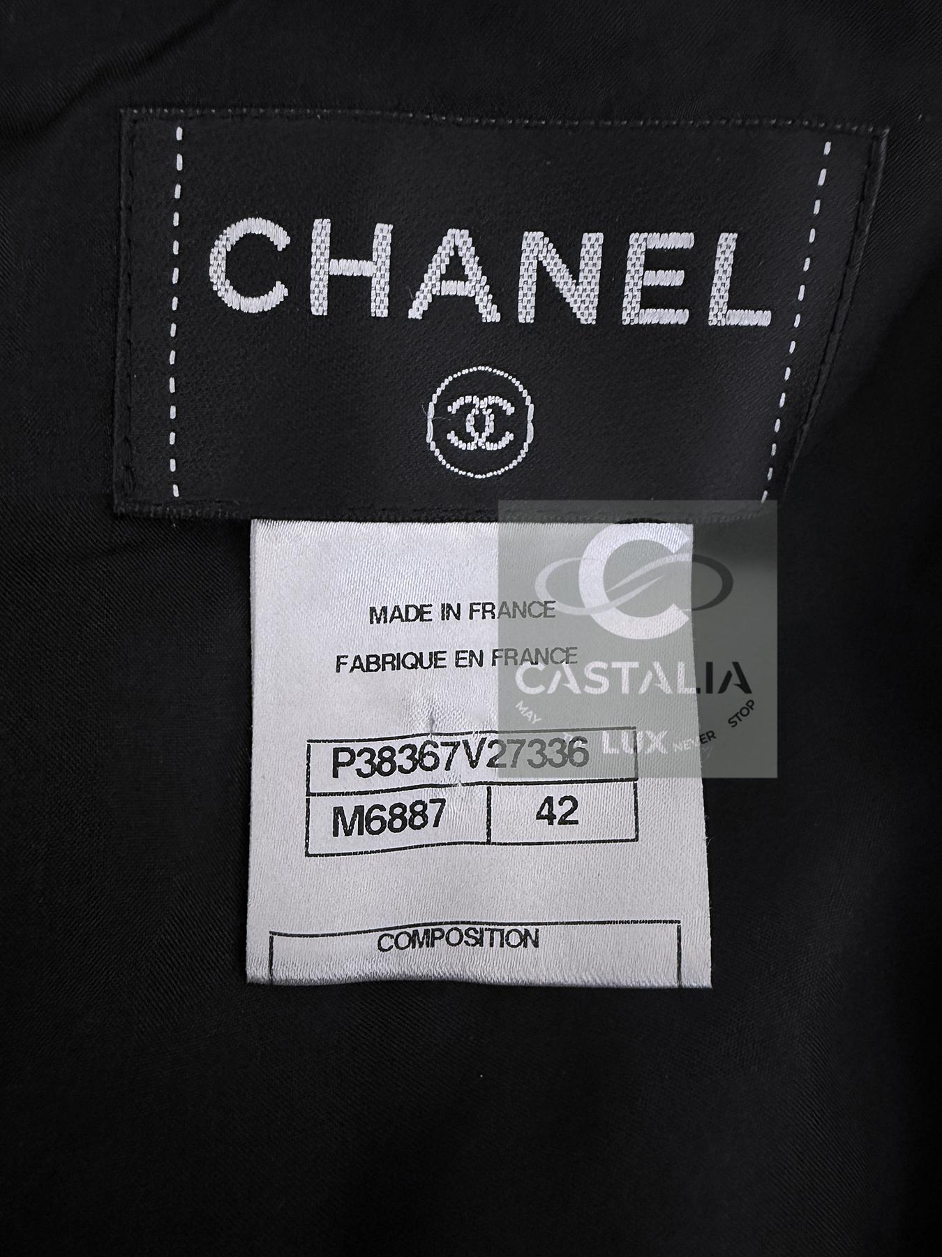 CHANELl 8K$ Couture Tweed Kleid mit Blumenapplikation 42 FR im Angebot 9