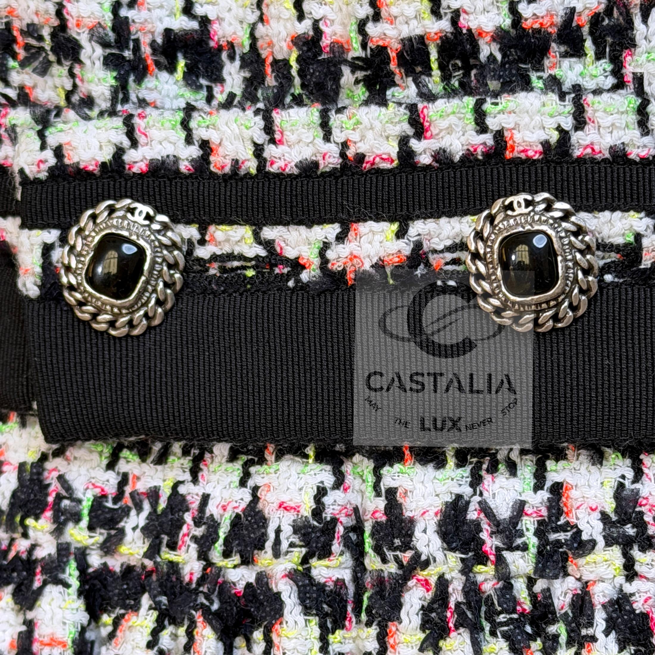 CHANELl 8K$ Couture Tweed Kleid mit Blumenapplikation 42 FR im Angebot 9