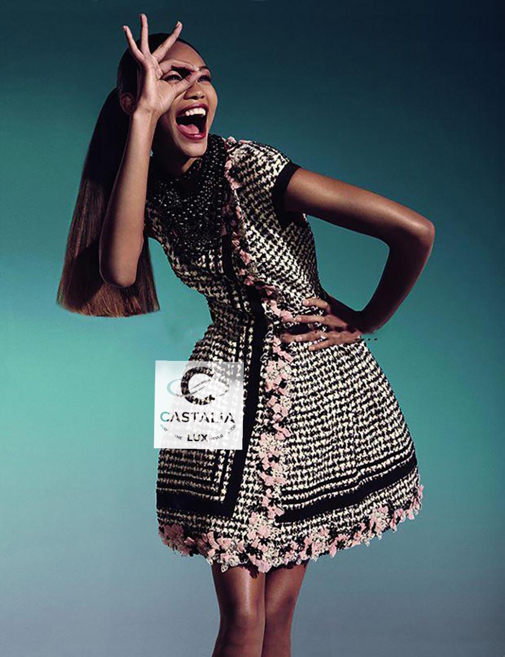 CHANELl 8K$ Couture Tweed Kleid mit Blumenapplikation 42 FR (Schwarz) im Angebot