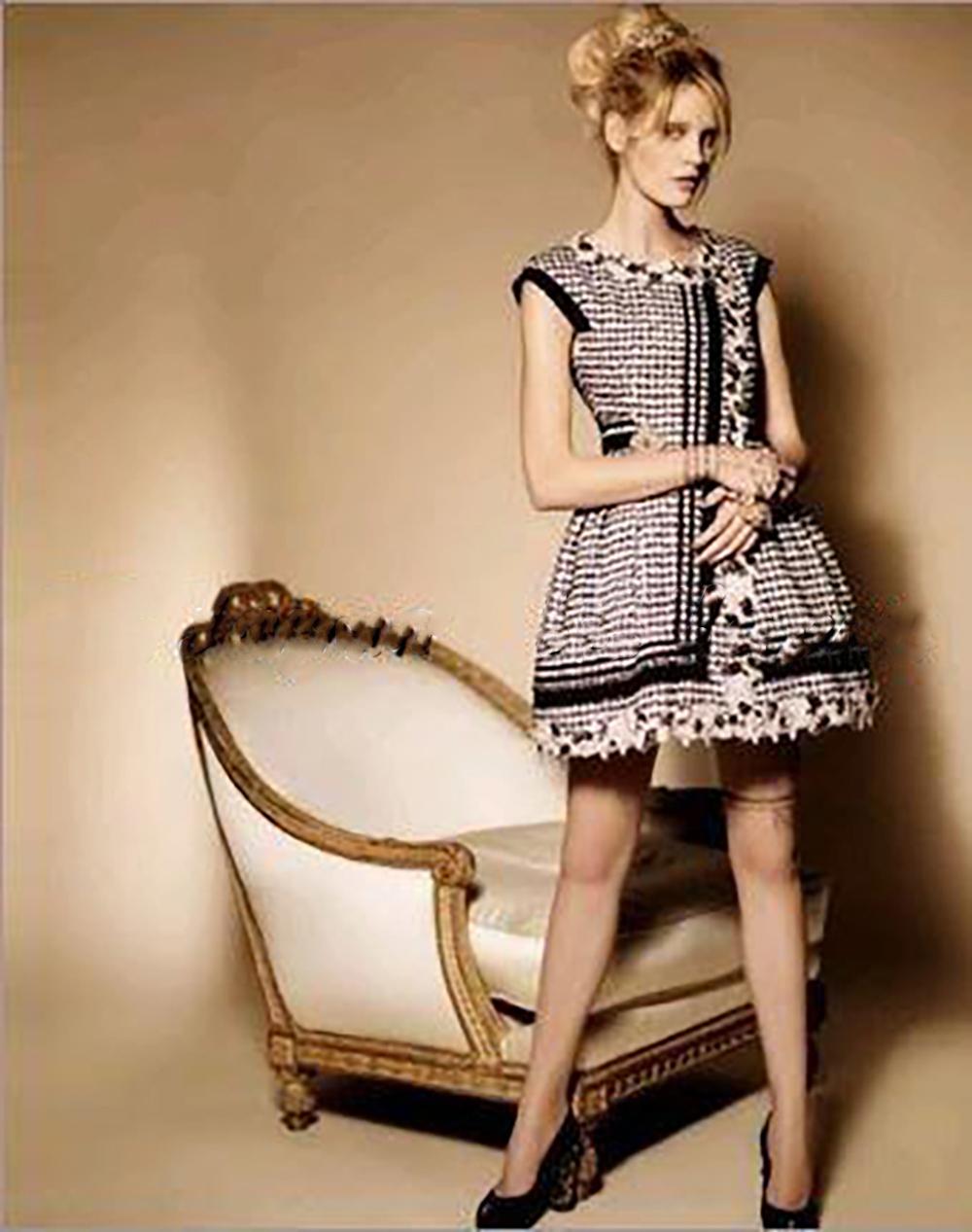 CHANELl 8K$ Couture Tweed Kleid mit Blumenapplikation 42 FR (Schwarz) im Angebot