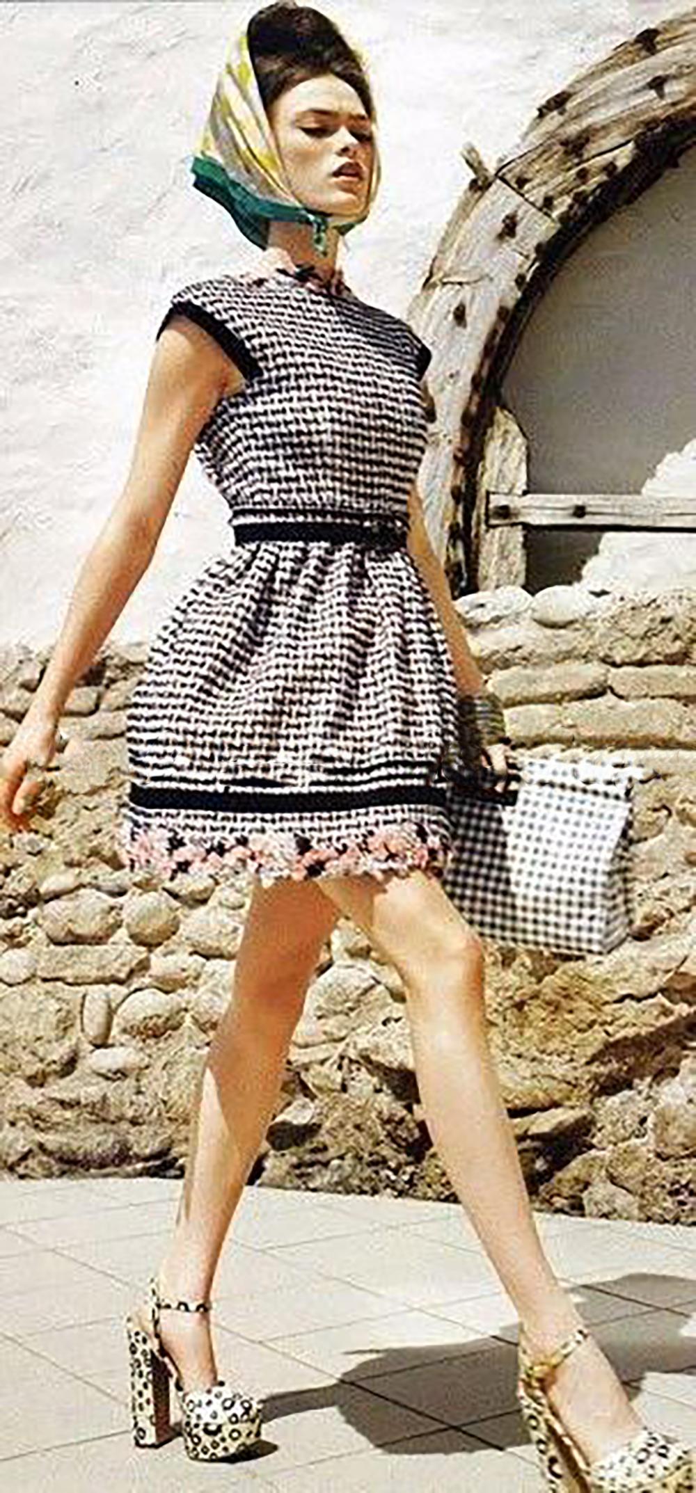 CHANELl 8K$ Couture Tweed Kleid mit Blumenapplikation 42 FR für Damen oder Herren im Angebot