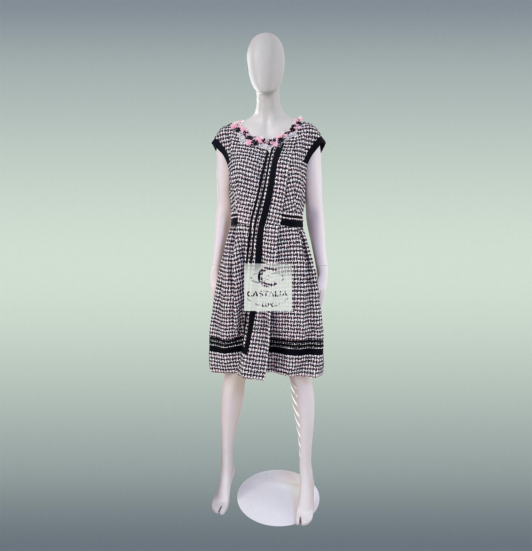 CHANELl 8K$ Couture Tweed Kleid mit Blumenapplikation 42 FR im Angebot 1