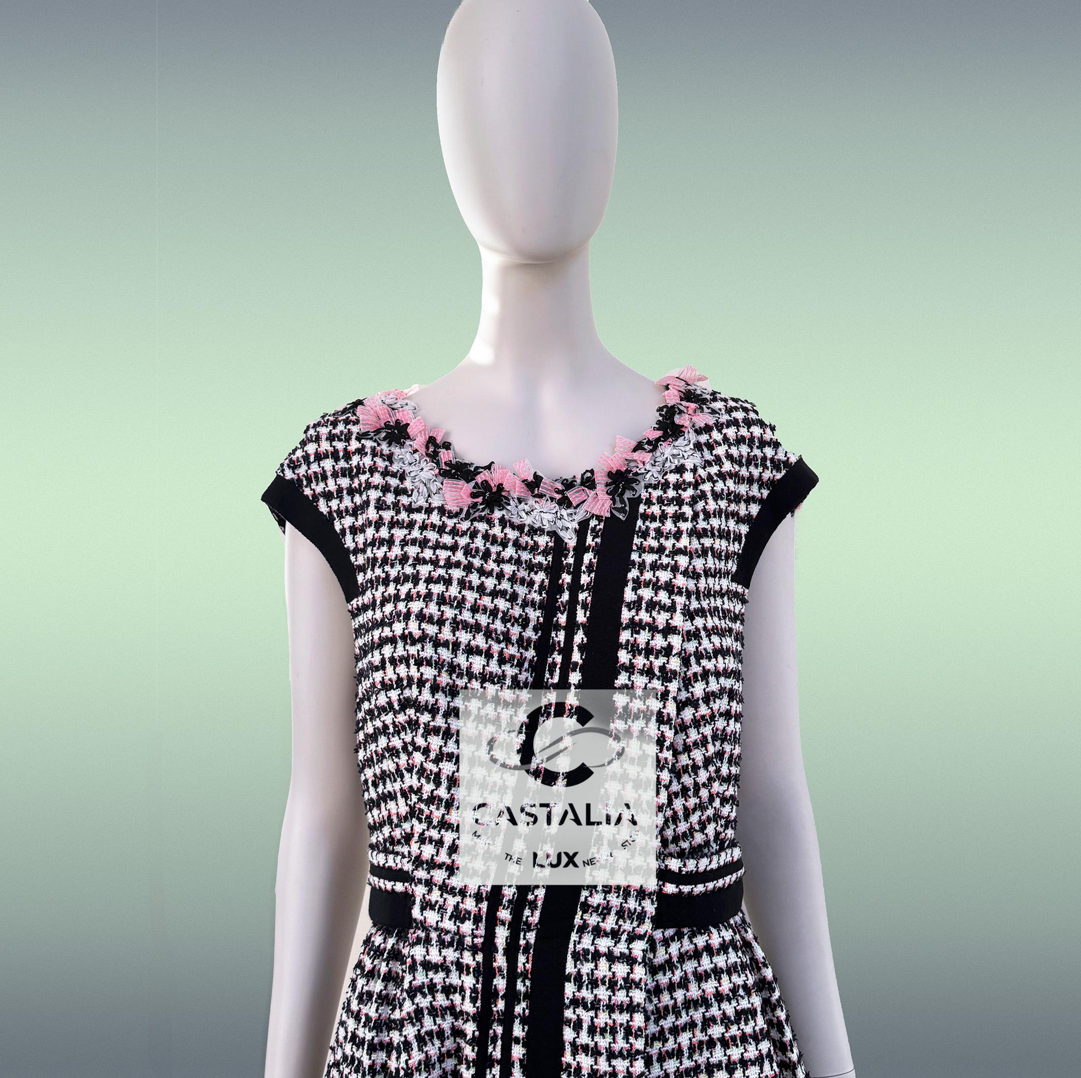 CHANELl 8K$ Couture Tweed Kleid mit Blumenapplikation 42 FR im Angebot 2