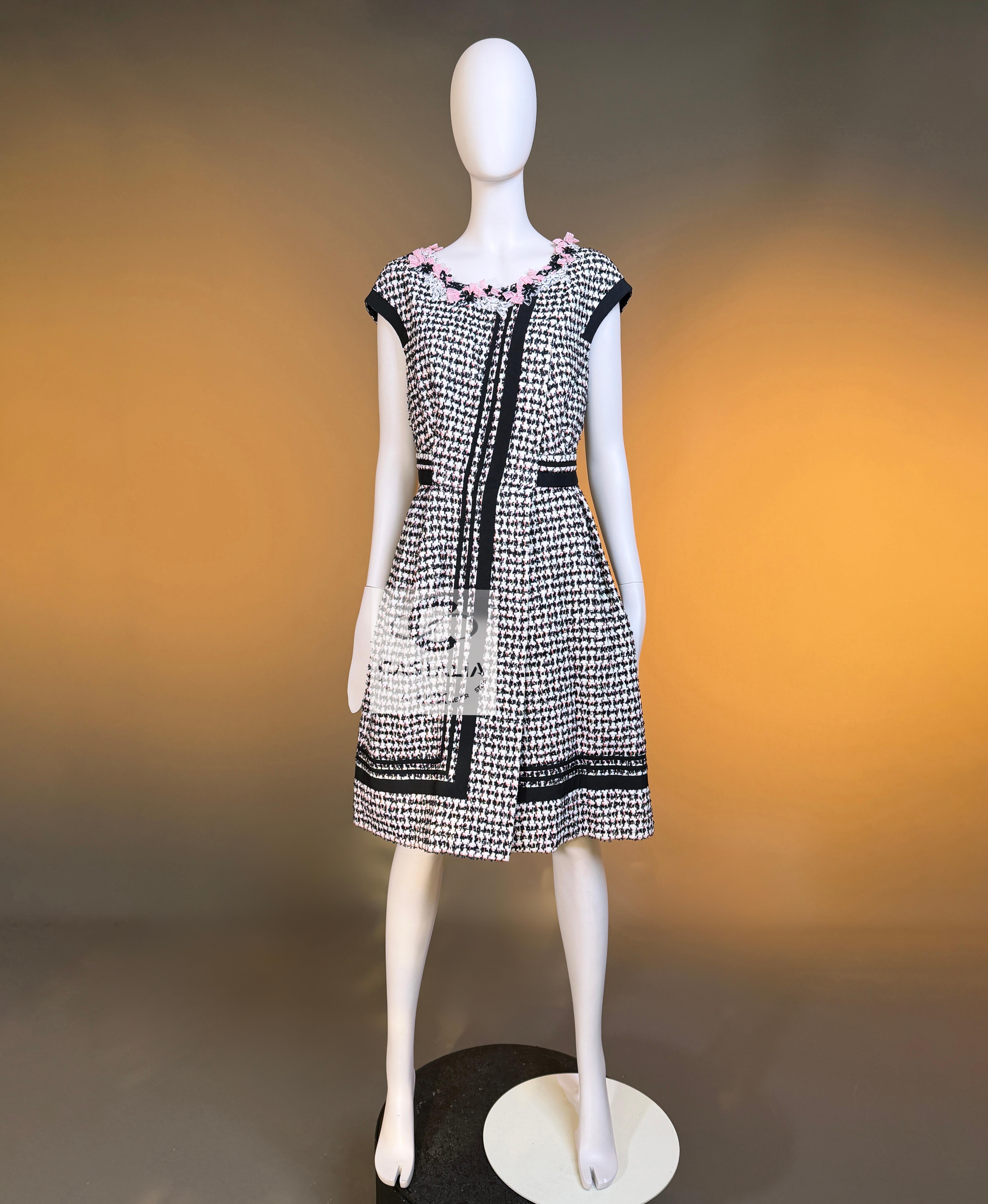 CHANELl 8K$ Couture Tweed Kleid mit Blumenapplikation 42 FR im Angebot 3