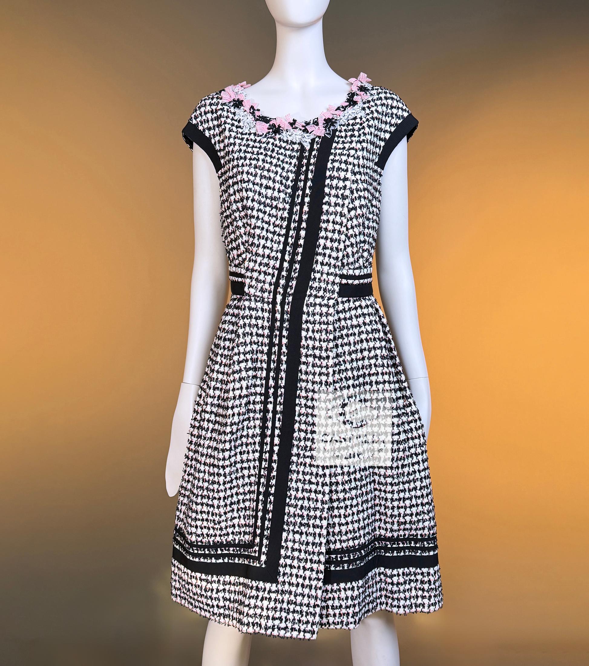 CHANELl 8K$ Couture Tweed Kleid mit Blumenapplikation 42 FR im Angebot 4