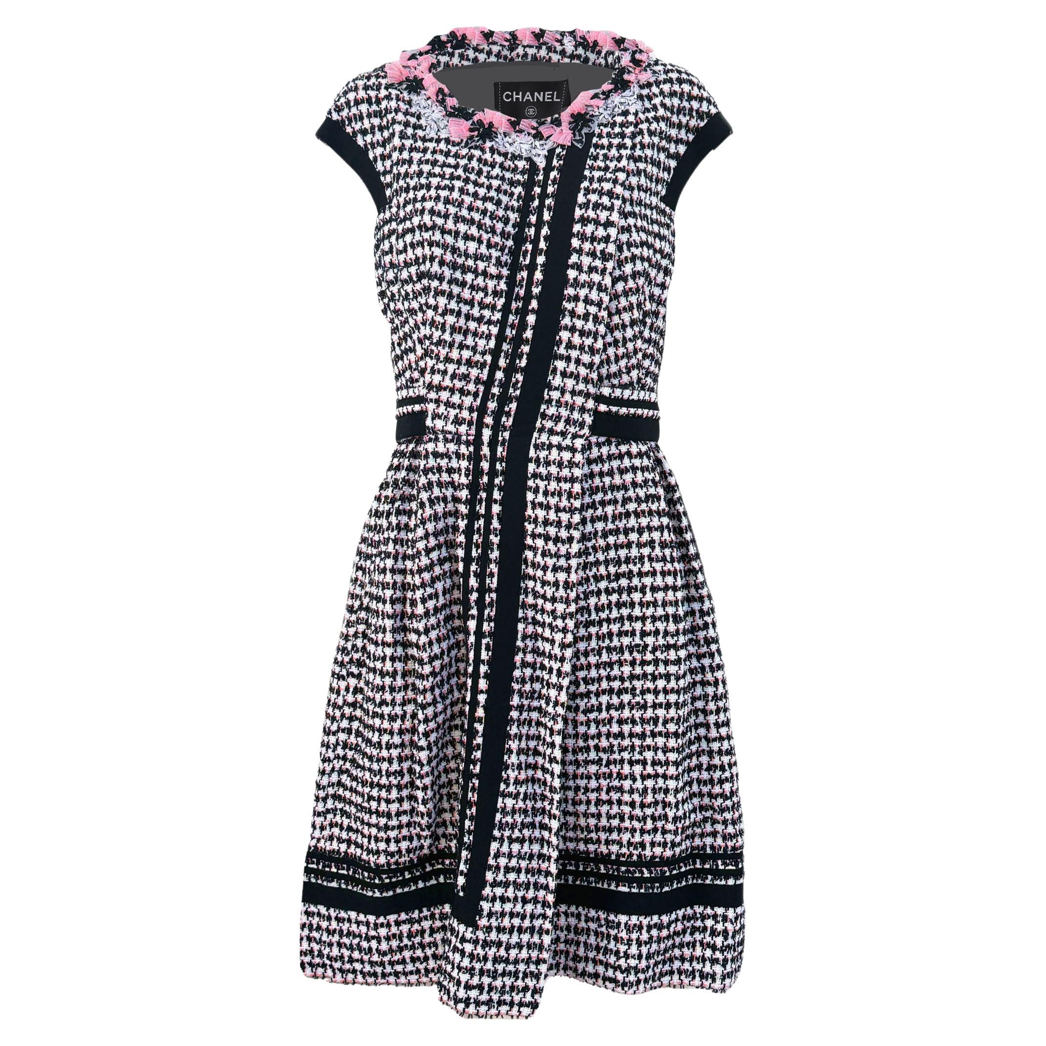 CHANELl 8K$ Couture Tweed Kleid mit Blumenapplikation 42 FR