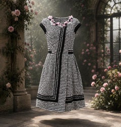 CHANELl 8K$ Couture Tweed Kleid mit Blumenapplikation 42 FR