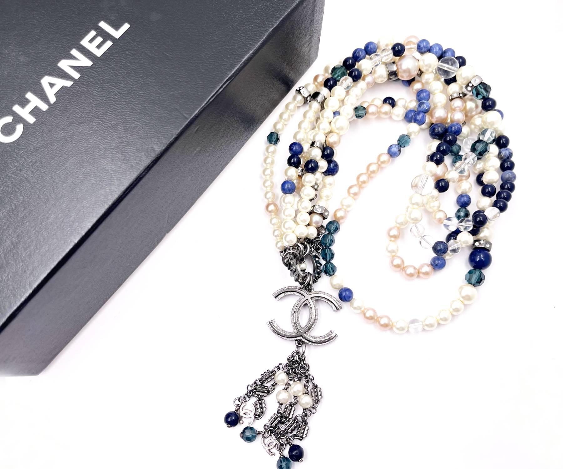Chanel Super Rare Blue Stone Pearl Gunmetal CC Tassel Large Pendant Super Long Necklace

*Marked 04
*Made in France
*Comes with the original box

-The pendant is approximately 1.5″ x 5″ .
-Chain is approximately total 46″ long .
-It is super rare.